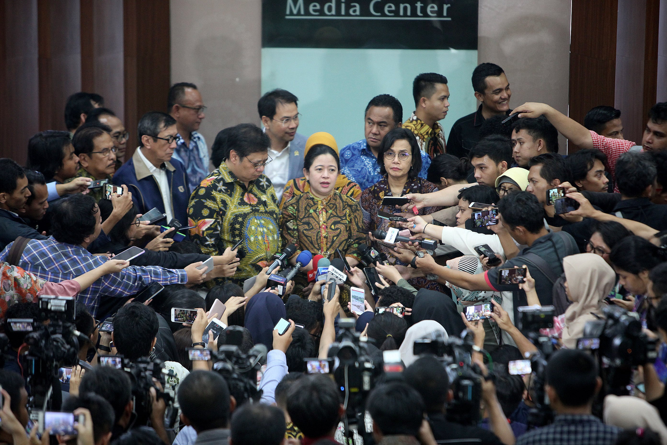 Jajaran menteri Kabinet Indonesia Maju menyerahkan draf RUU Cipta Kerja kepada DPR RI.