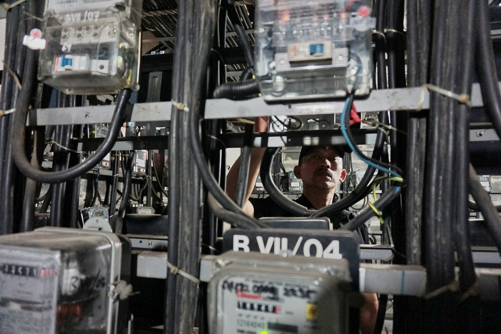 Petugas memeriksa meteran listrik di Rusunawa Benhil II, Jalan Penjernihan, Jakarta Pusat, Kamis (28/11) lalu.