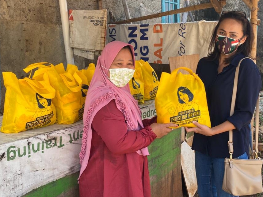 Anggota Komisi I DPRRI Christina Aryani memberikan bantuan ke warga terdampak covbid-19