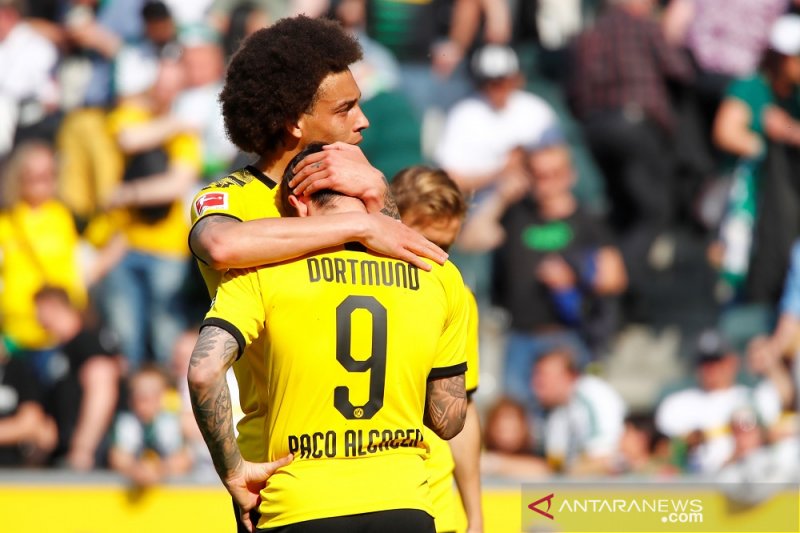 Foto arsip: Gelandang Borussia Dortmund Axel Witsel (kiri) memeluk dan menghibur rekannya Paco Alcacer.