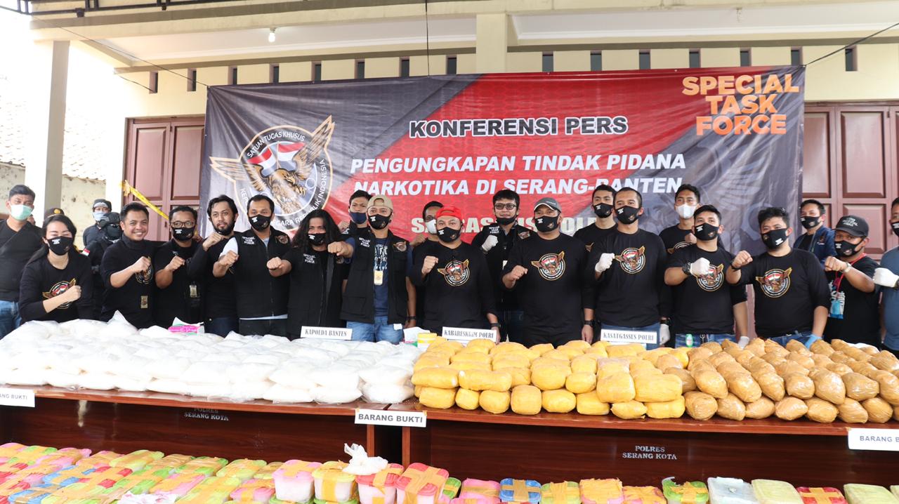 Satgassus Bareskrim Polri menangkap sindikat narkotika jaringan internasional asal Iran, di Serang denga barbuk hampir 1 ton sabu. 