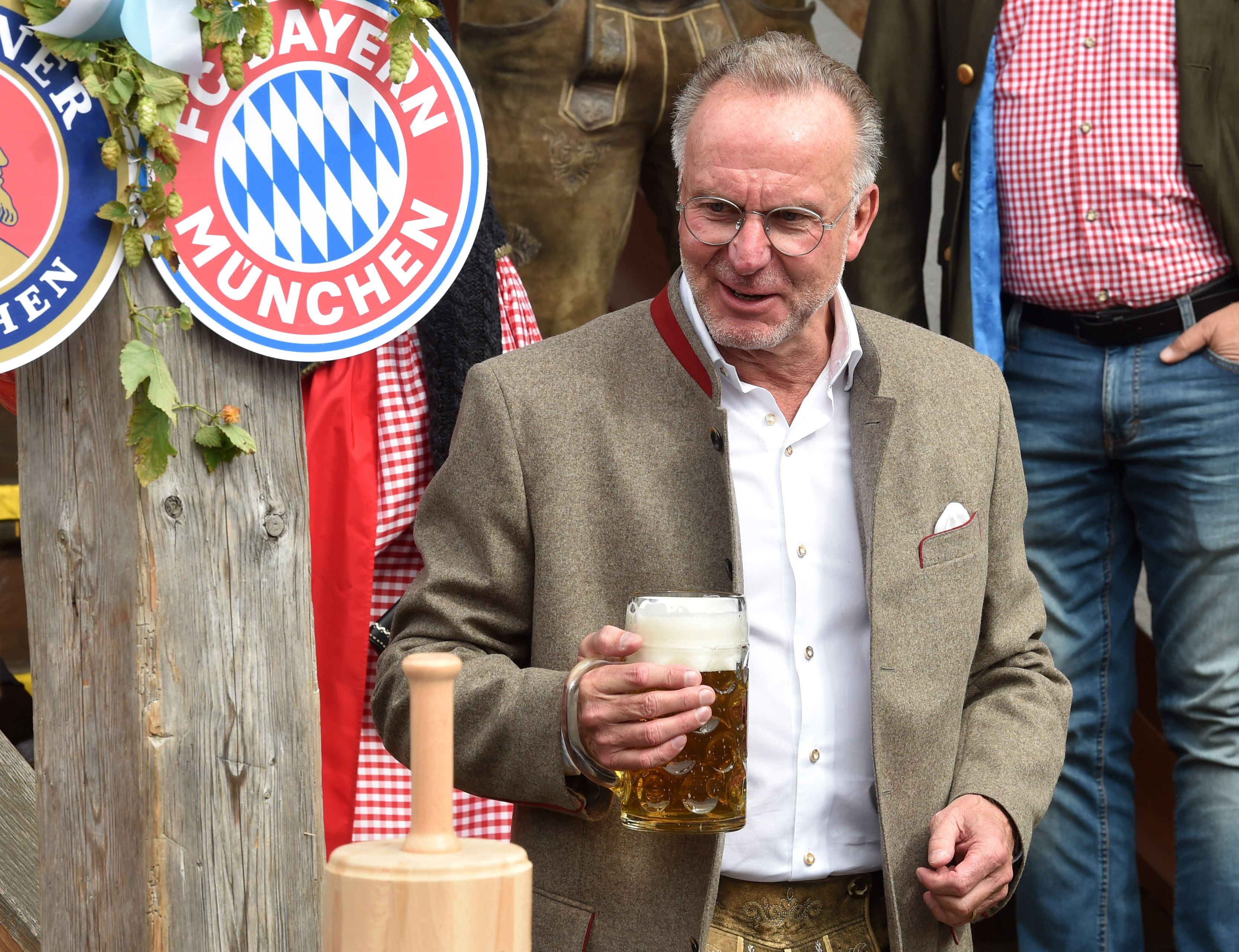 CEO Bayern Muenchen Karl-Heinz Rummenigge saat festival Oktobefest di Munich (6/11/2019)