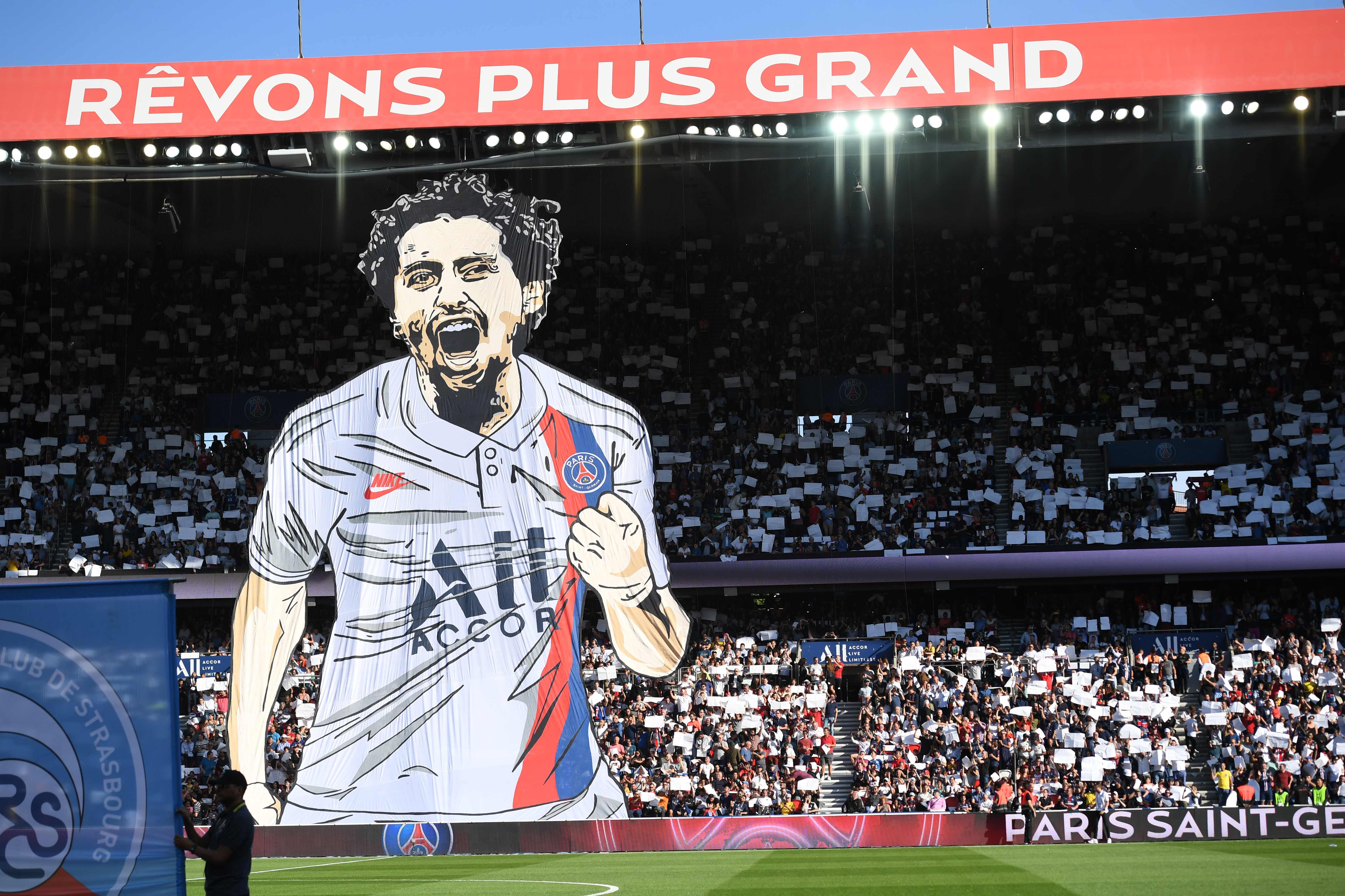 Spanduk raksasa pemain belakang PSG Marquinhos terlihat dalam laga Ligue 1 antara PSG dan Strasbourg.