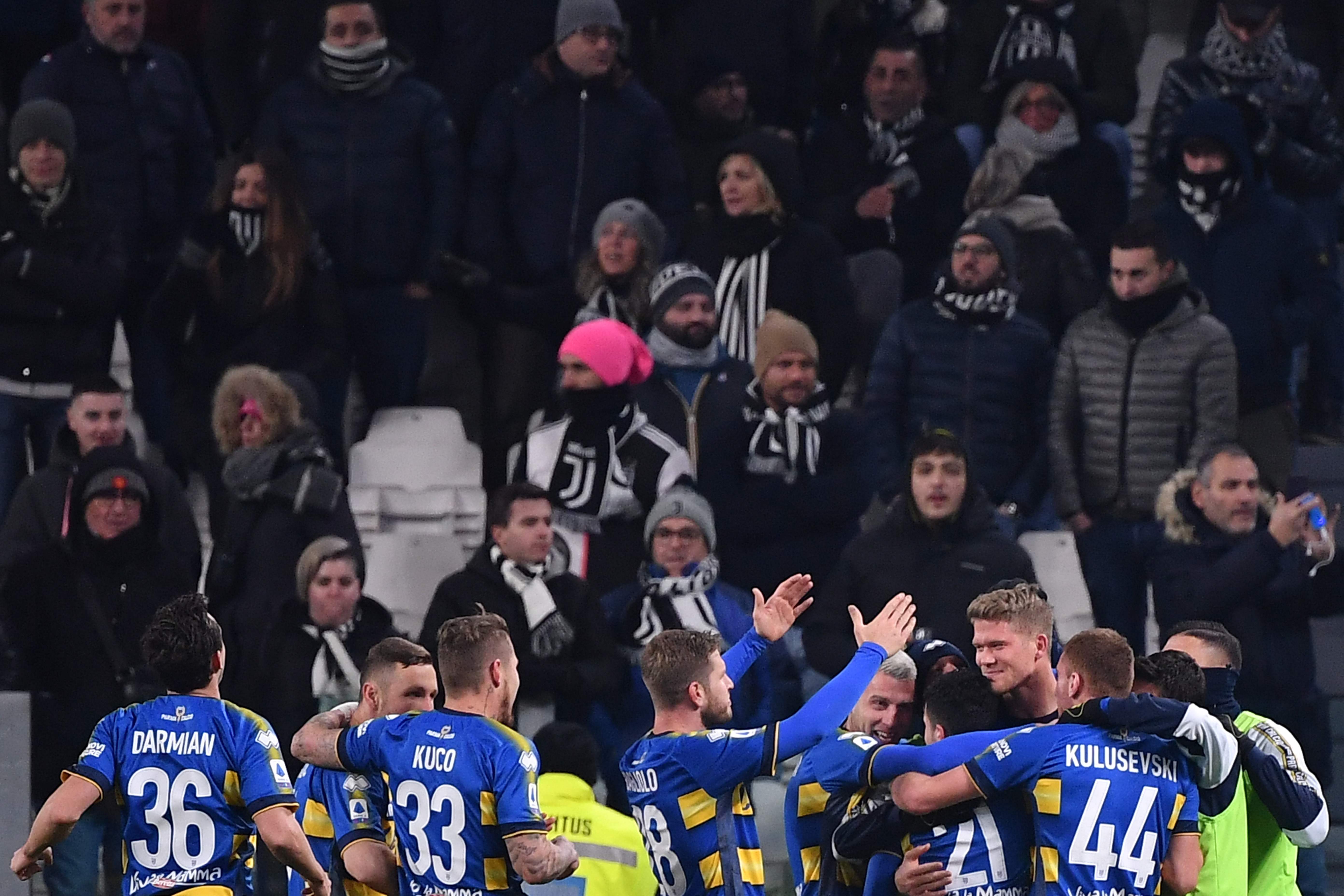 Para pemain Parma melakukan selebrasi.