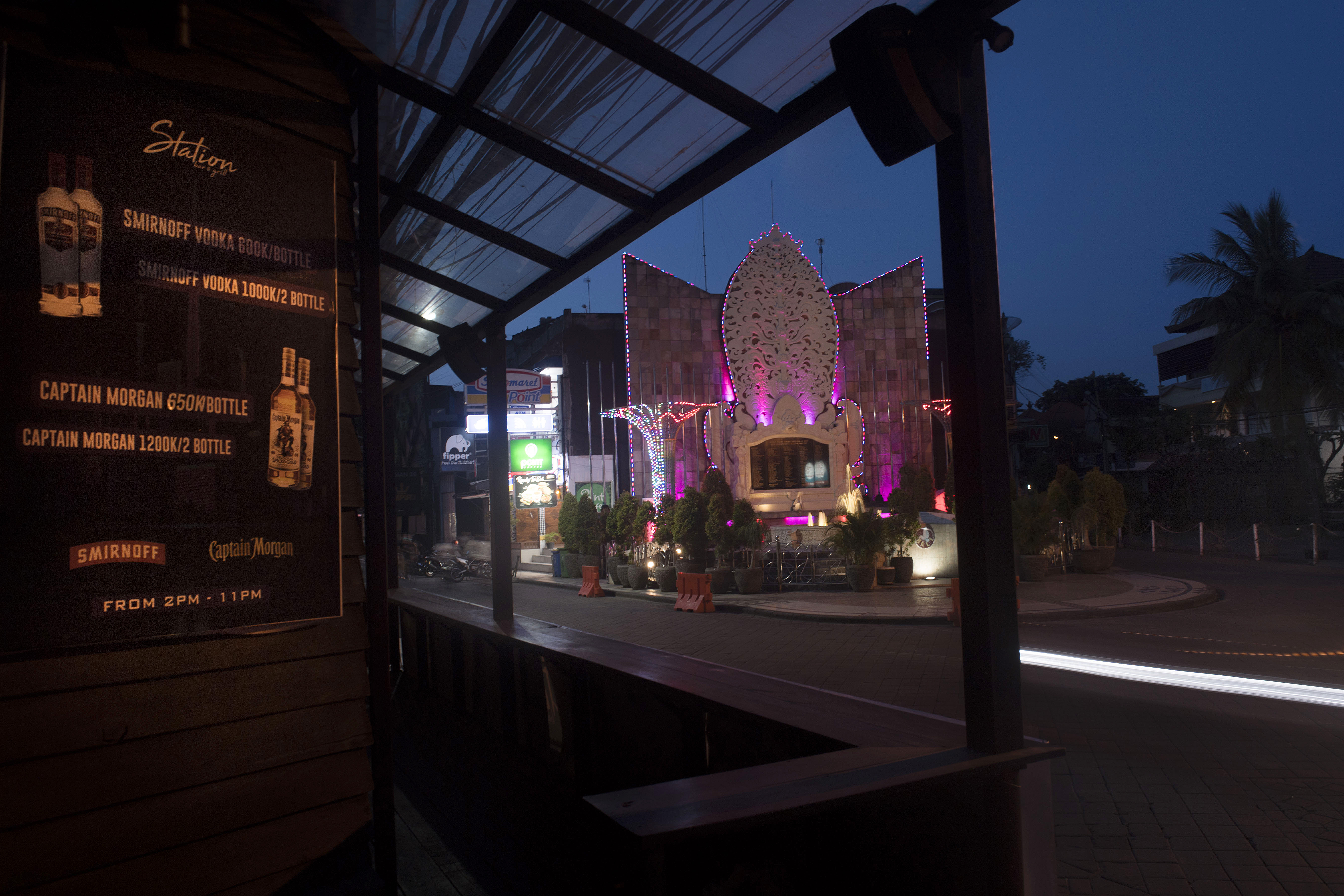 Sebuah kafe di kawasan Monumen Bom Bali, Kuta, Bali yang tutup karena wabah Covid-19. Pekerja sektor pariwisata banyak terdampak korona.