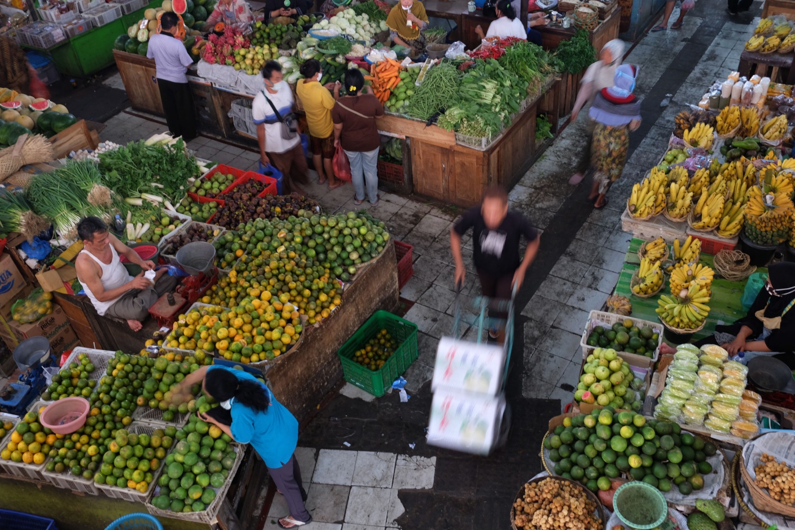 Warga beraktivitas di Pasar Gede Solo, Jawa Tengah, Kamis (16/4/2020).