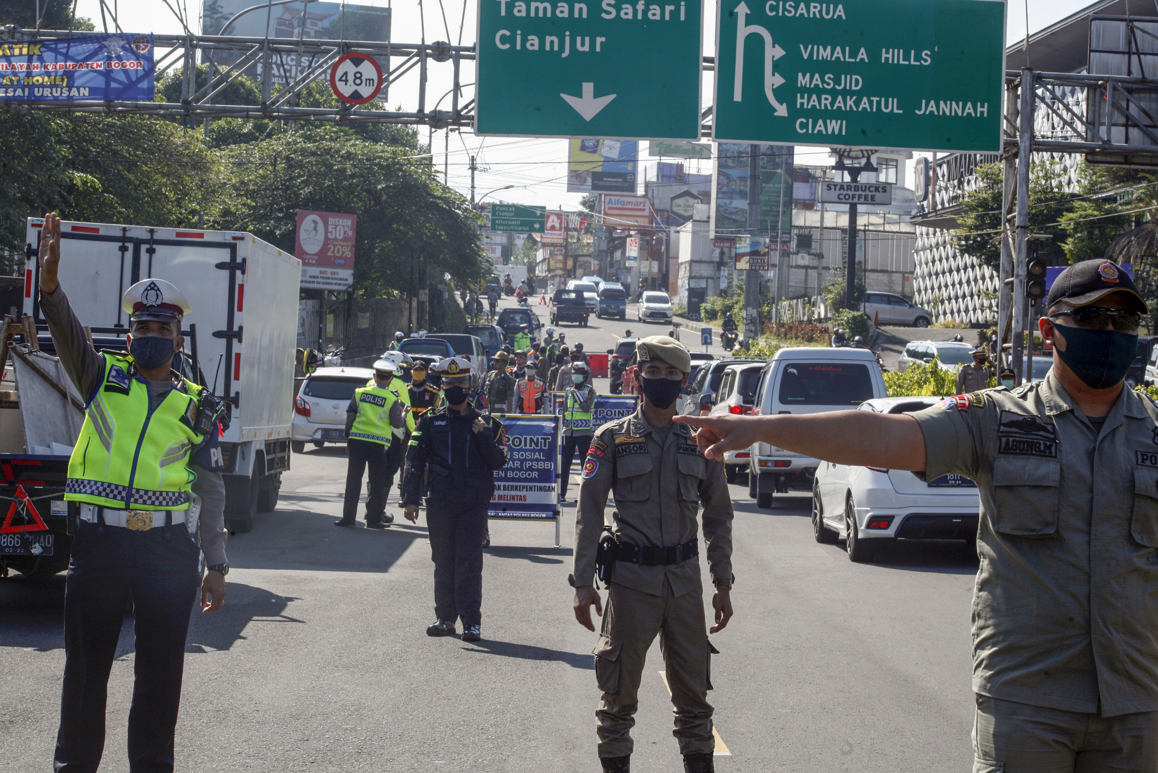 Petugas gabungan melakukan penyekatan kendaraan di Simpang Gadog, Kabupaten Bogor, Jawa Barat, Sabtu (30/5).