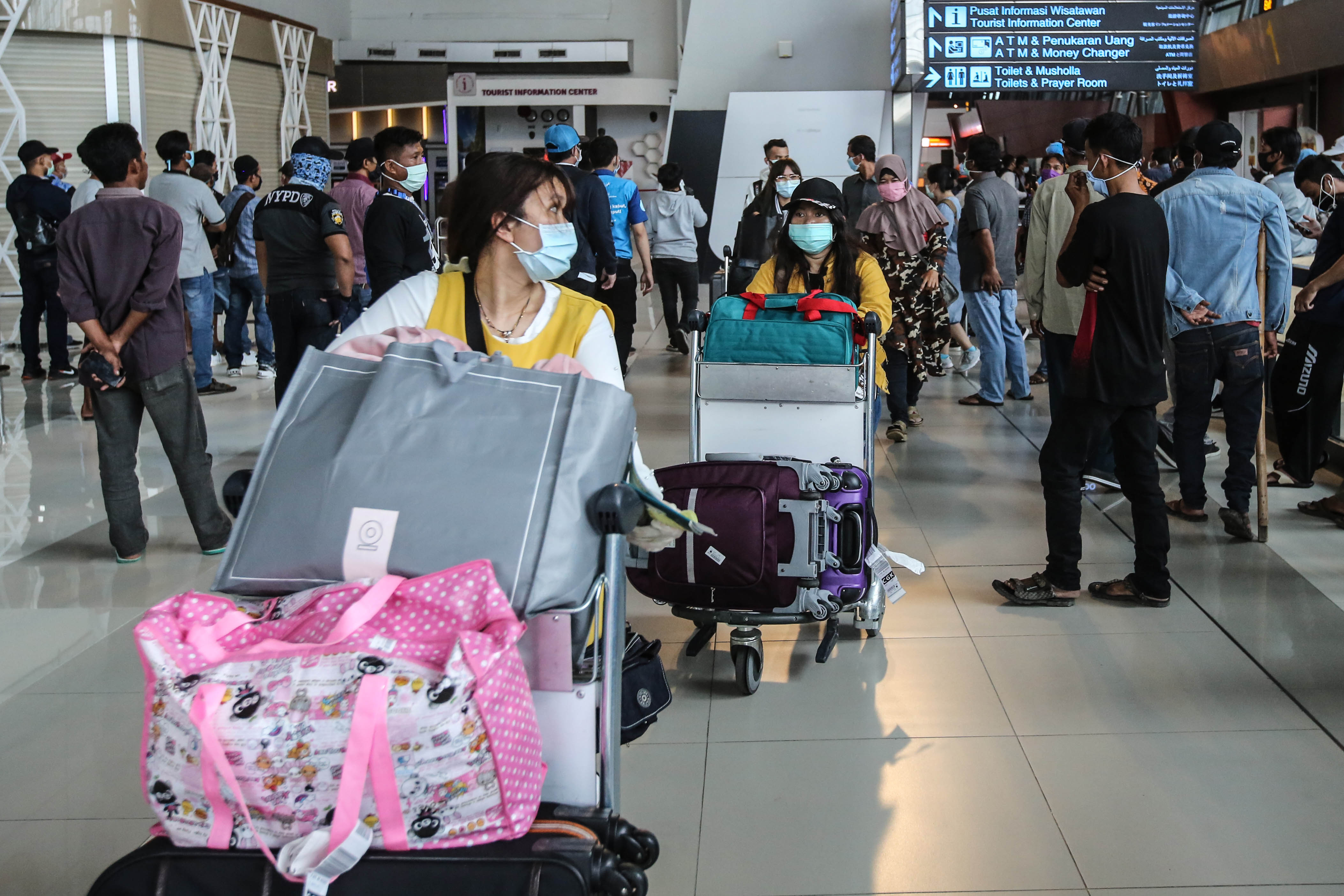 Pekerja migran Indonesia dari Taiwan menunggu keluarga yang akan menjemput di Terminal 3 Bandara Internasional Soekarno-Hatta.