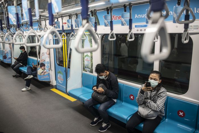 Penumpang menerapkan physical distancing di gerbong kereta MRT Jakarta, untuk mencegah penyebaran Covid-19.