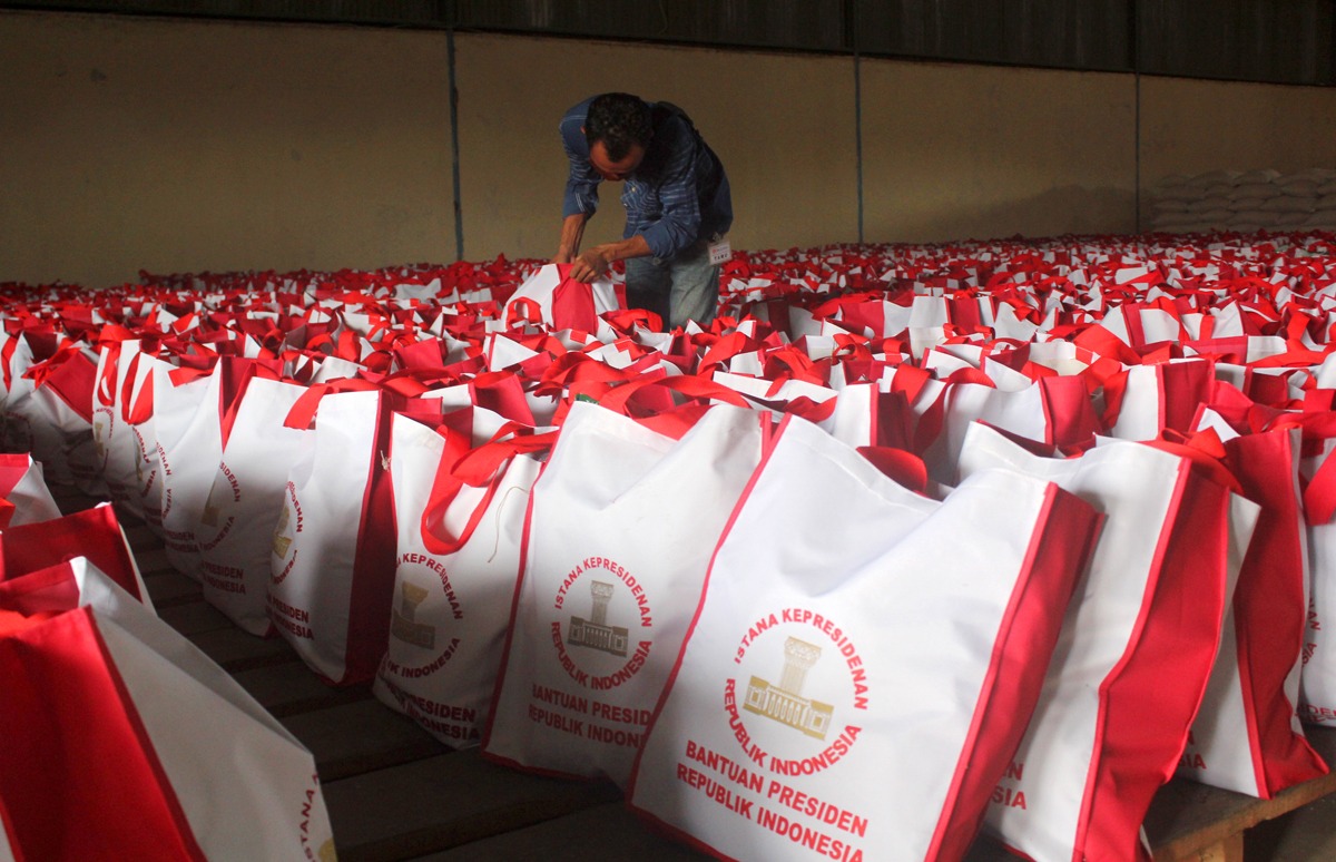 Petugas memeriksa paket bantuan sembako dari Presiden di Kupang, NTT