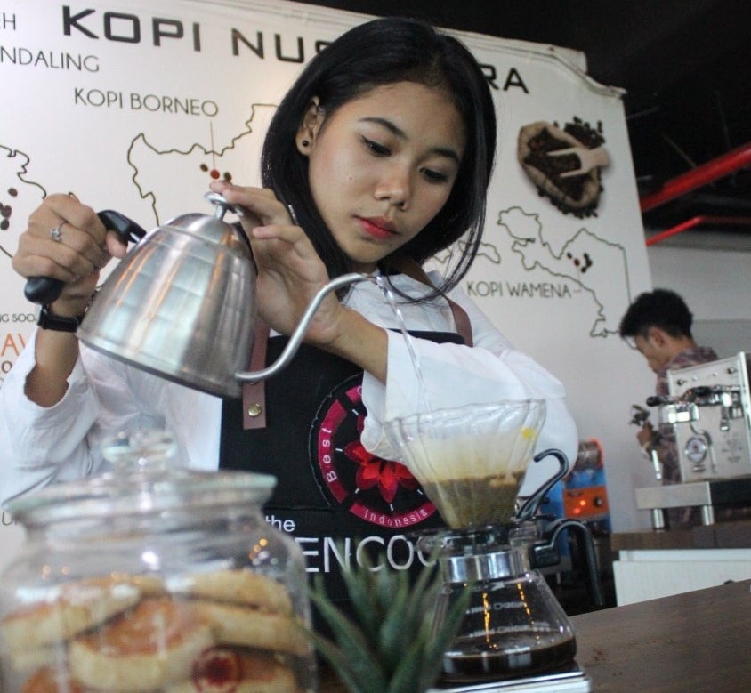 iIlustrasi barista sedang menyeduh kopi