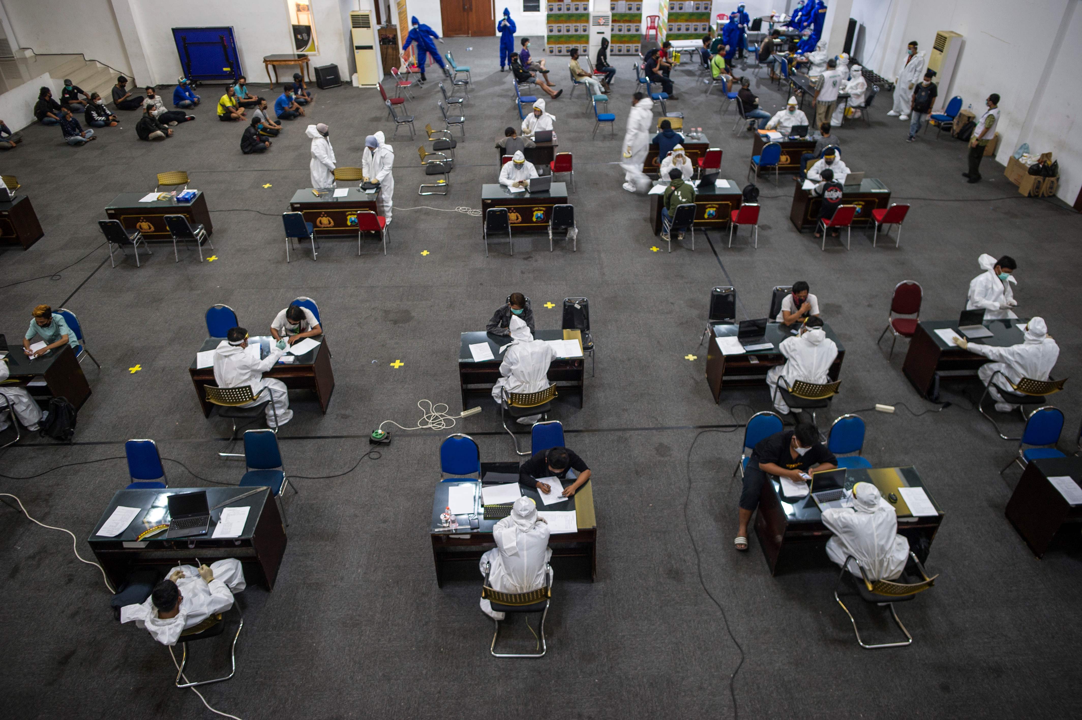 Puluhan orang menjalani rapid test covid-19 di kantor polisi Kota Surabaya, Minggu (3/5/2020)