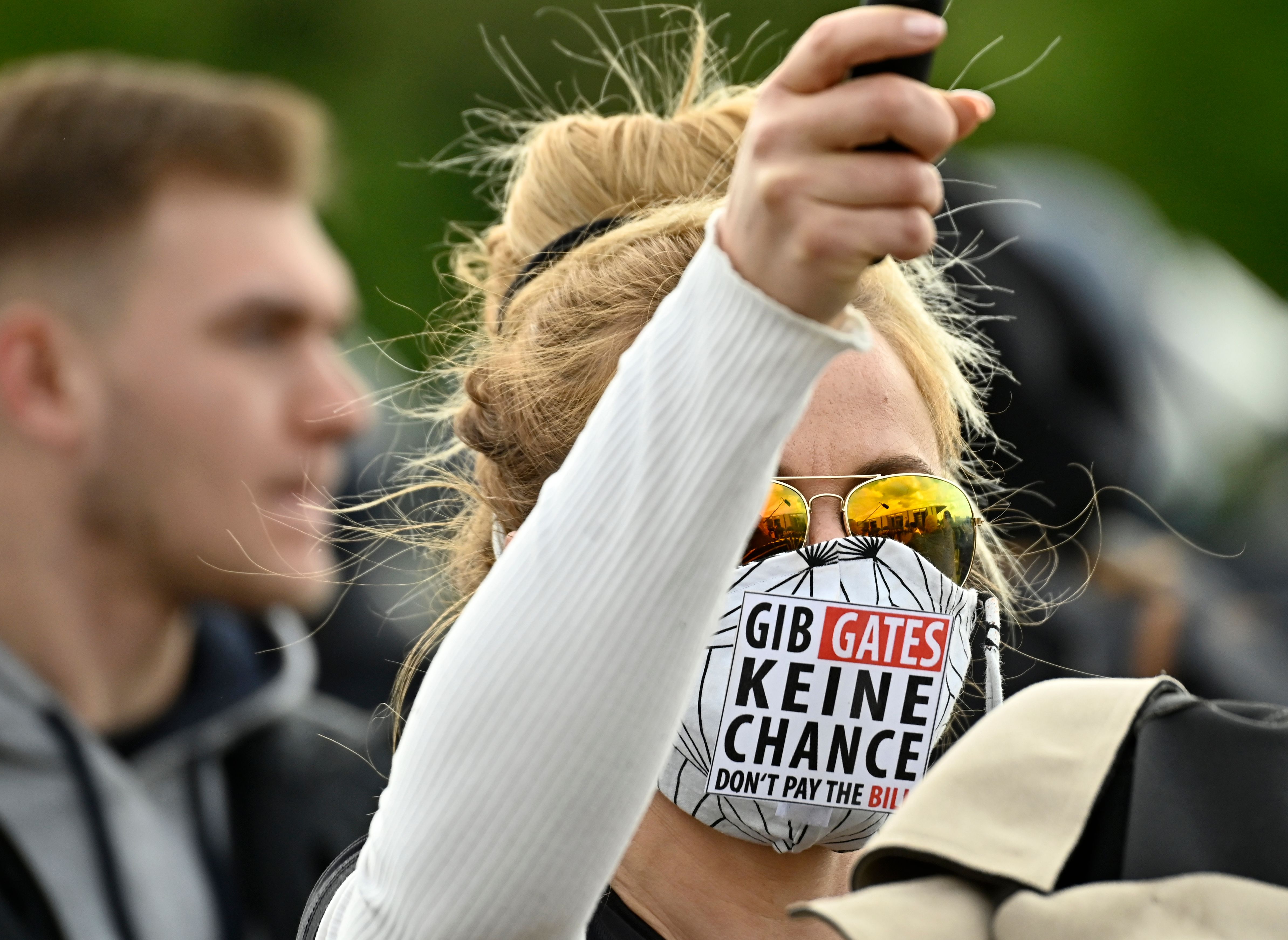 Demonstran mengenakan masker bertuliskan, 