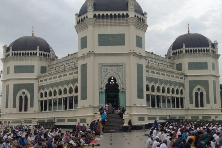 Ribuah jemaah melaksanakan Salat Idul Fitri 1441 Hijriah di Masjid Raya Medan, Sumatra Utara, Minggu (24/5).