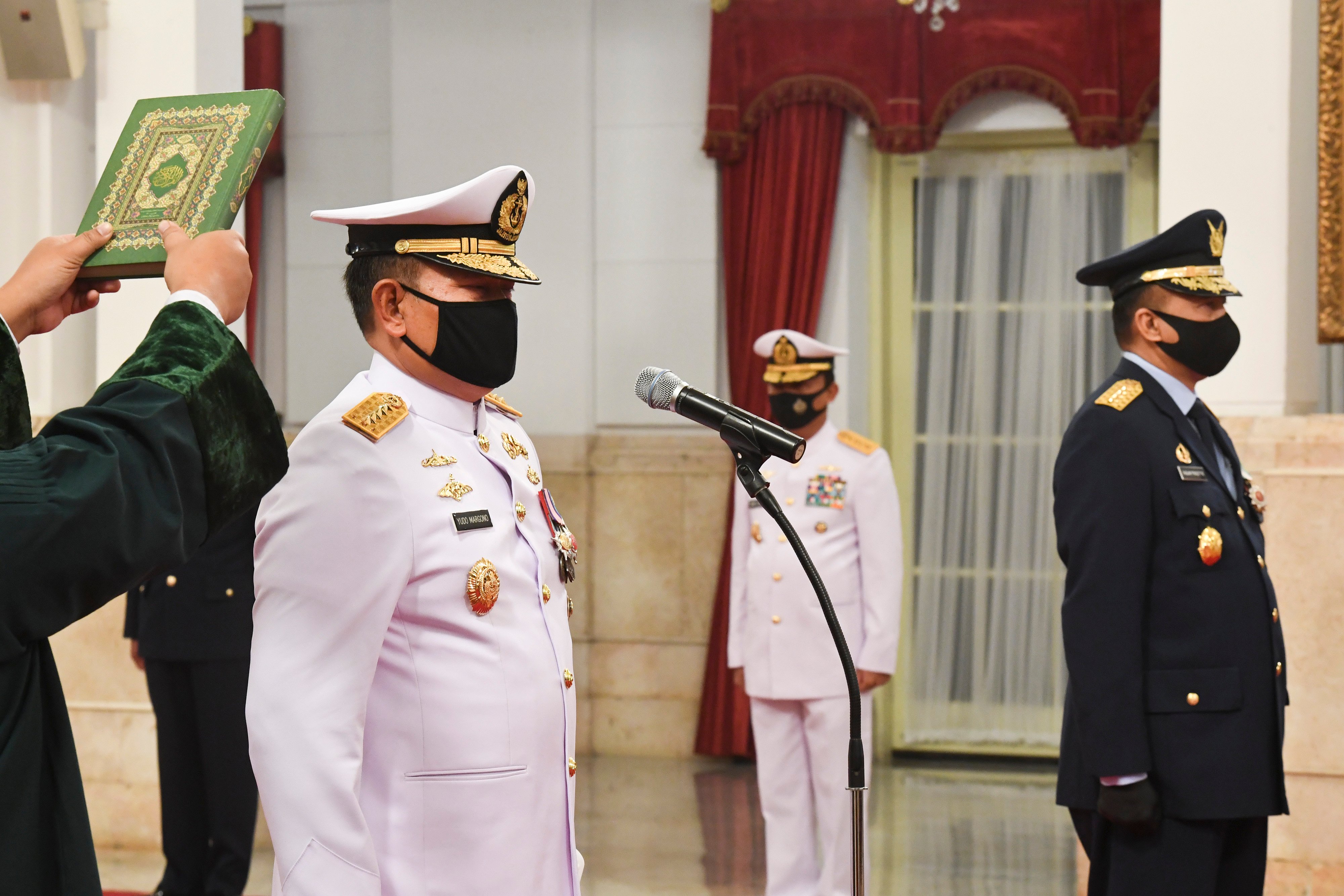 Laksamana Yudo Margono (kiri) dan Marsekal Fadjar Prasetyo saat dilantik menjadi KSAL dan KSAU, di Istana Negara, Rabu (20/5).