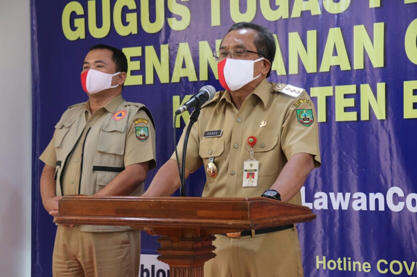 Buoati Blora Djoko Nugroho (kanan) kecewa bansos dari Presiden dan Kemensos ada yang salah sasaran.