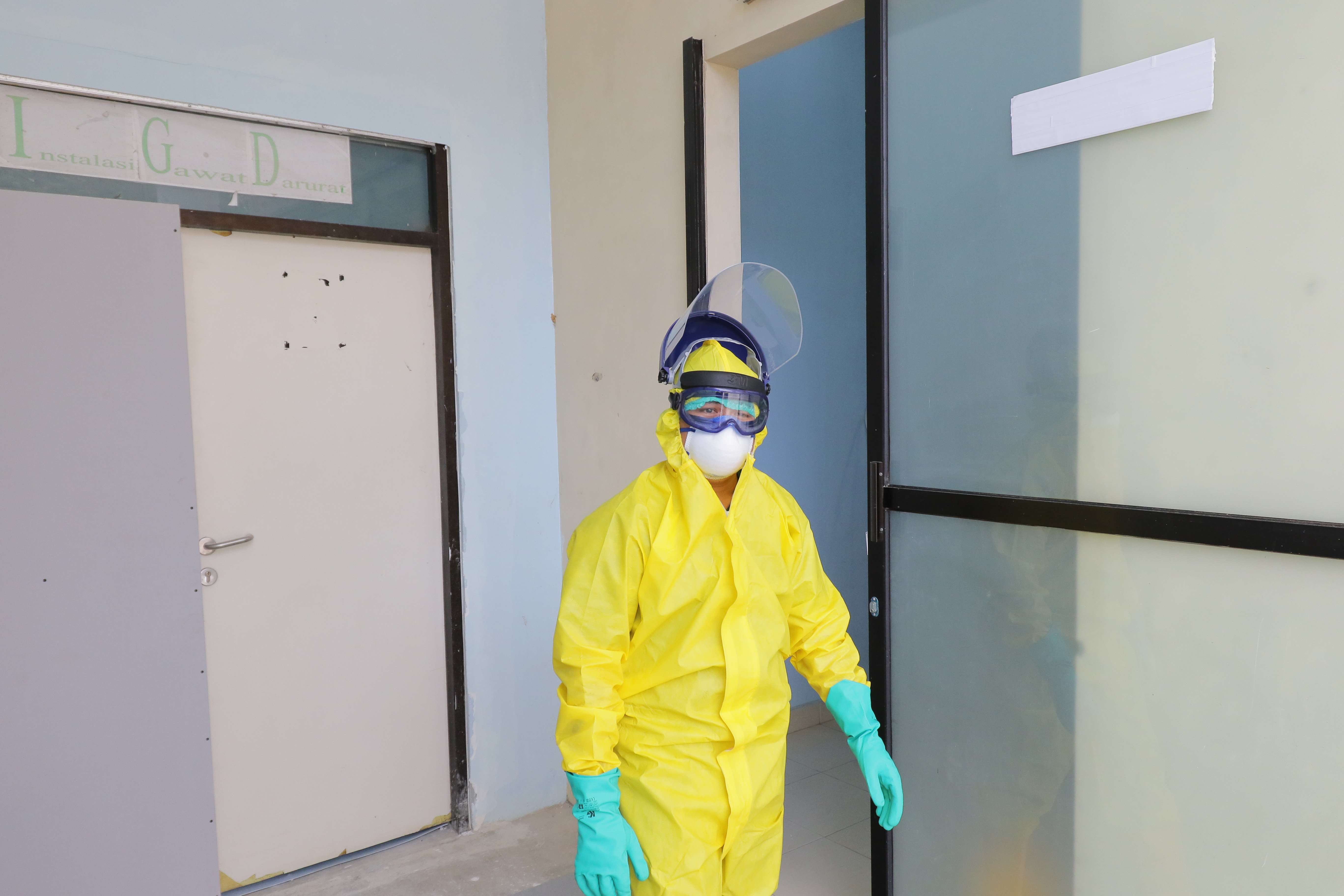 Petugas medis berjalan keluar ruang isolasi RSUD Ir. Soekarno, Pangkalpinang, Kepulauan Bangka Belitung.