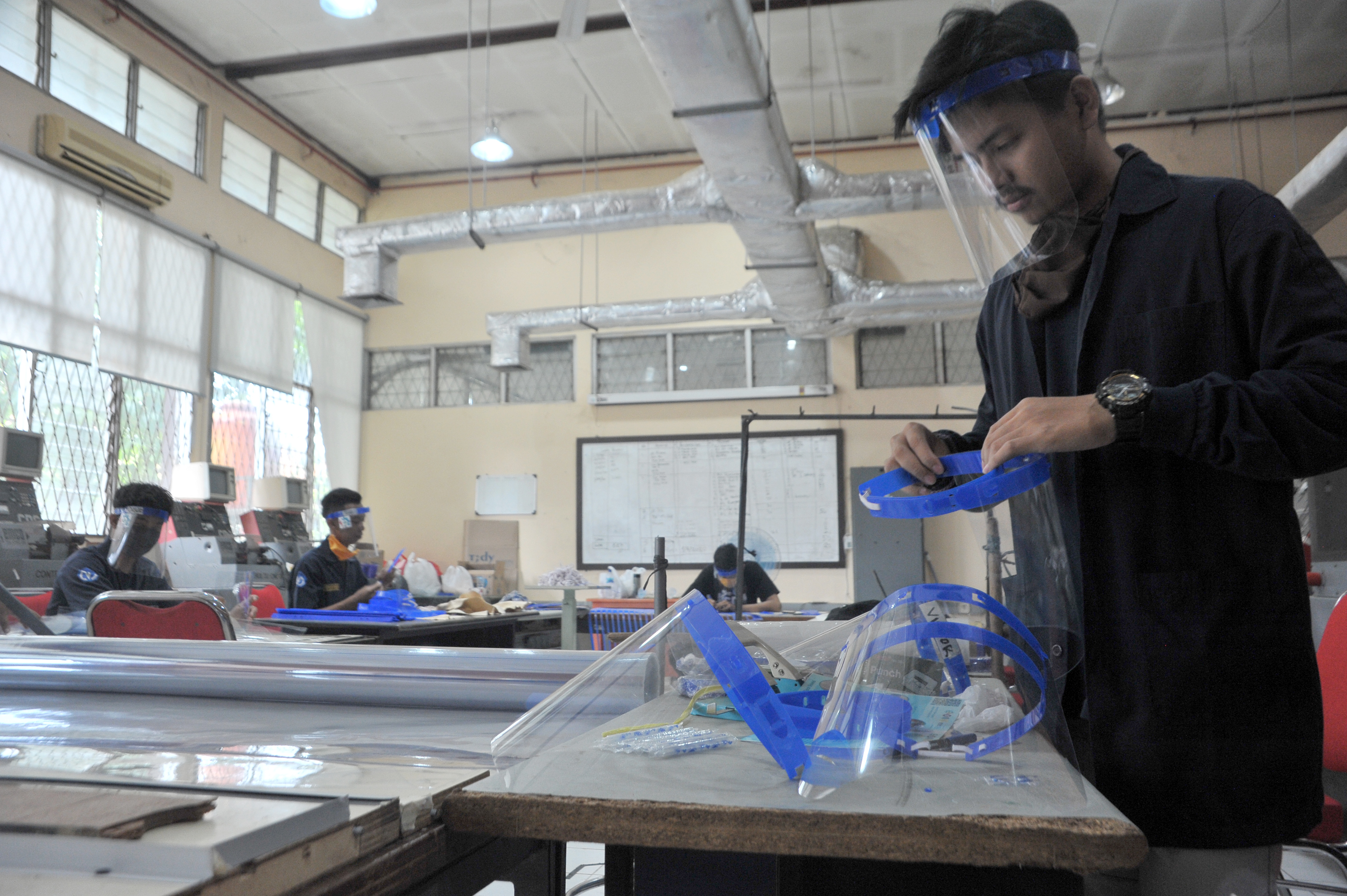 Sejumlah mahasiswa memproduksi pelindung wajah (face shield) di Laboratorium CNC Politeknik Negeri Sriwijaya di Palembang, Sumatra Selatan.
