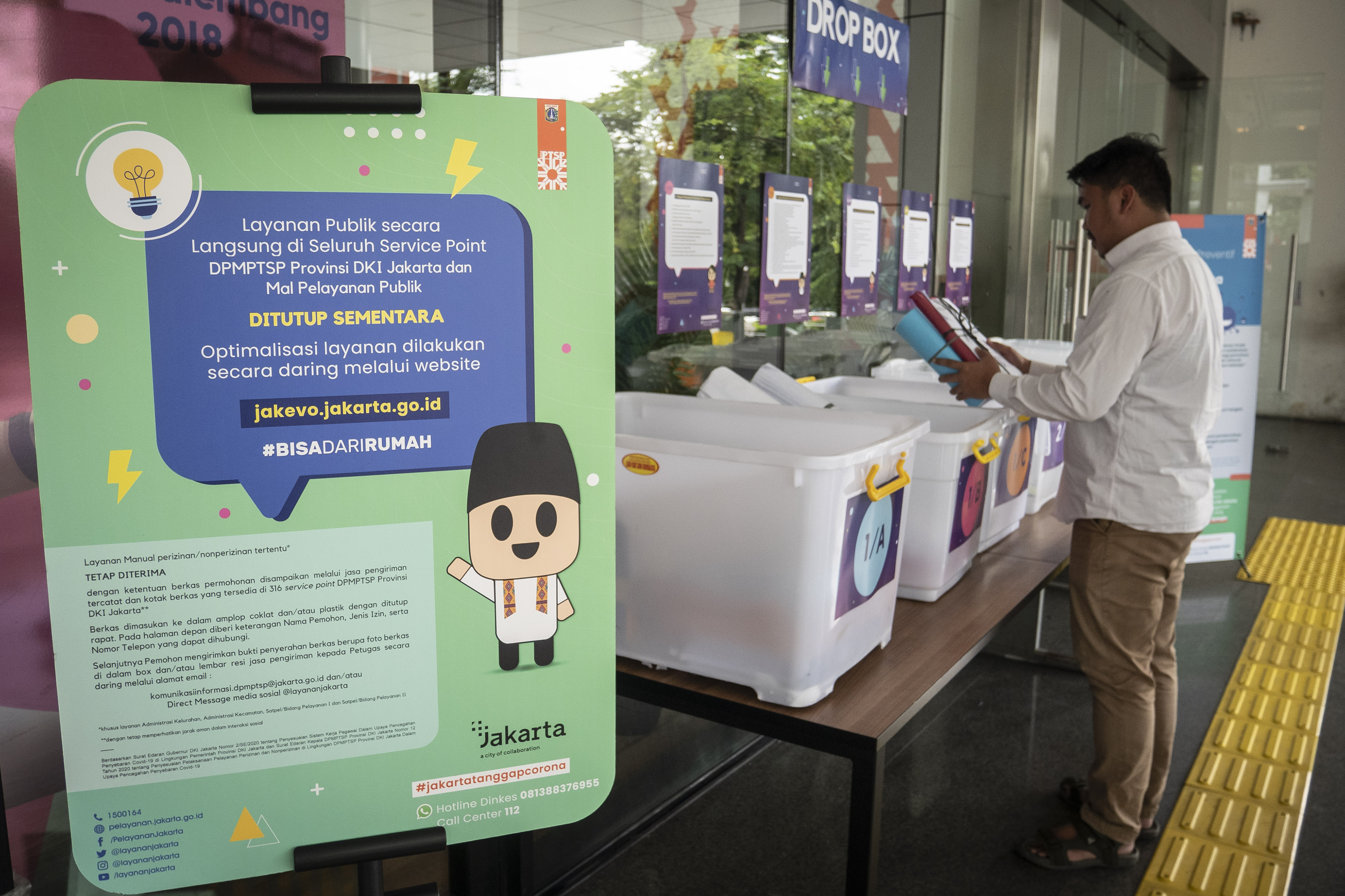  Pemohon meletakkan berkas ke dalam drop box yang disediakan di Mal Pelayanan Publik (MPP), Jakarta, Rabu (1/4/).