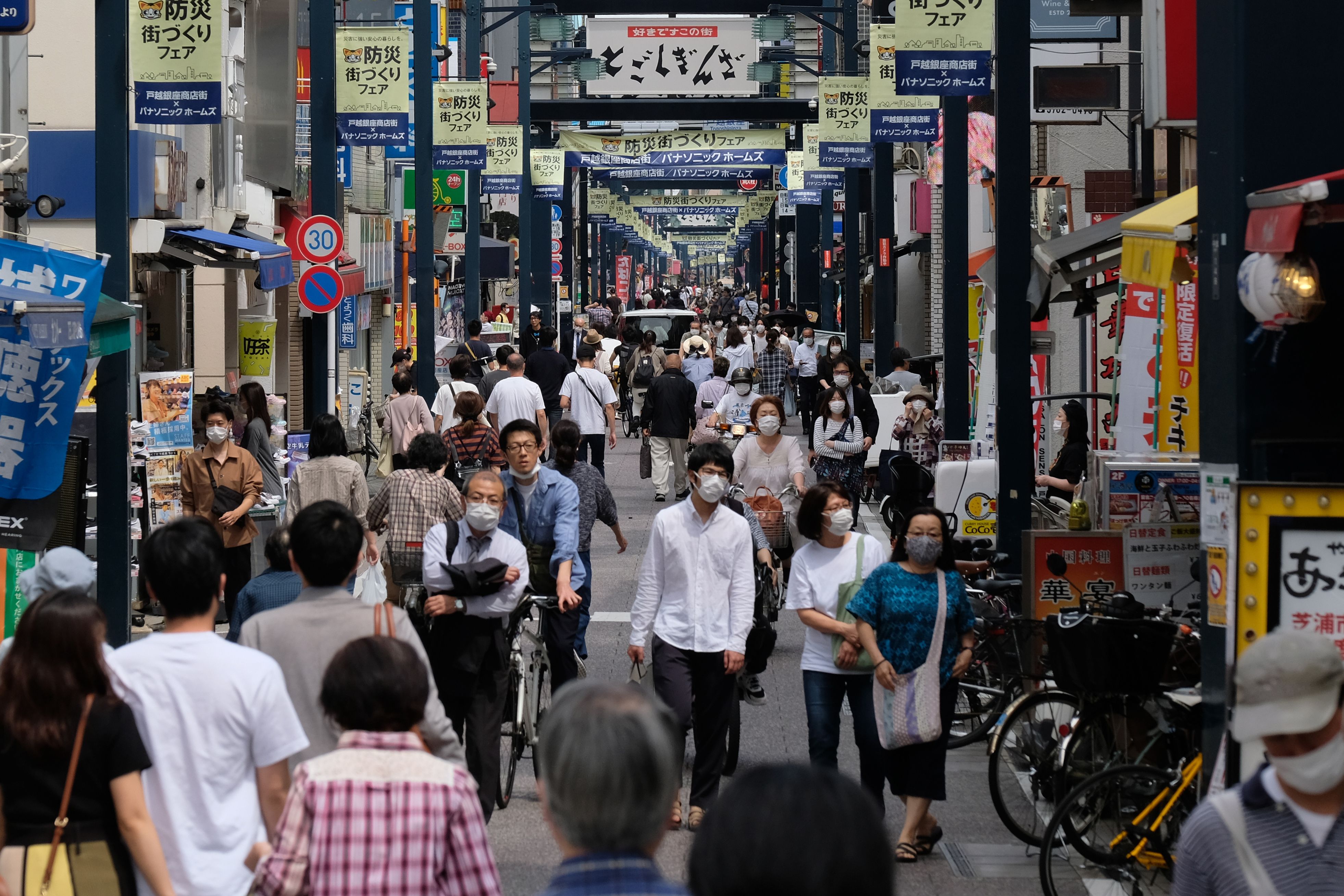 Masyarakat berjalan-jalan di shopping area di Tokyo pada 12 Mei 2020
