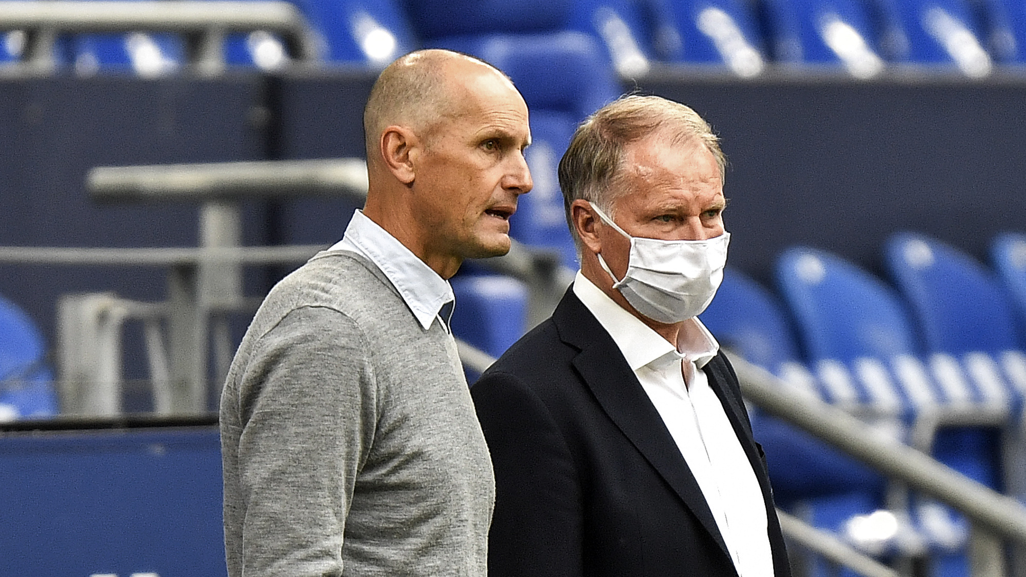 Pelatih tim Augsburg Heiko Herrlich (kiri)