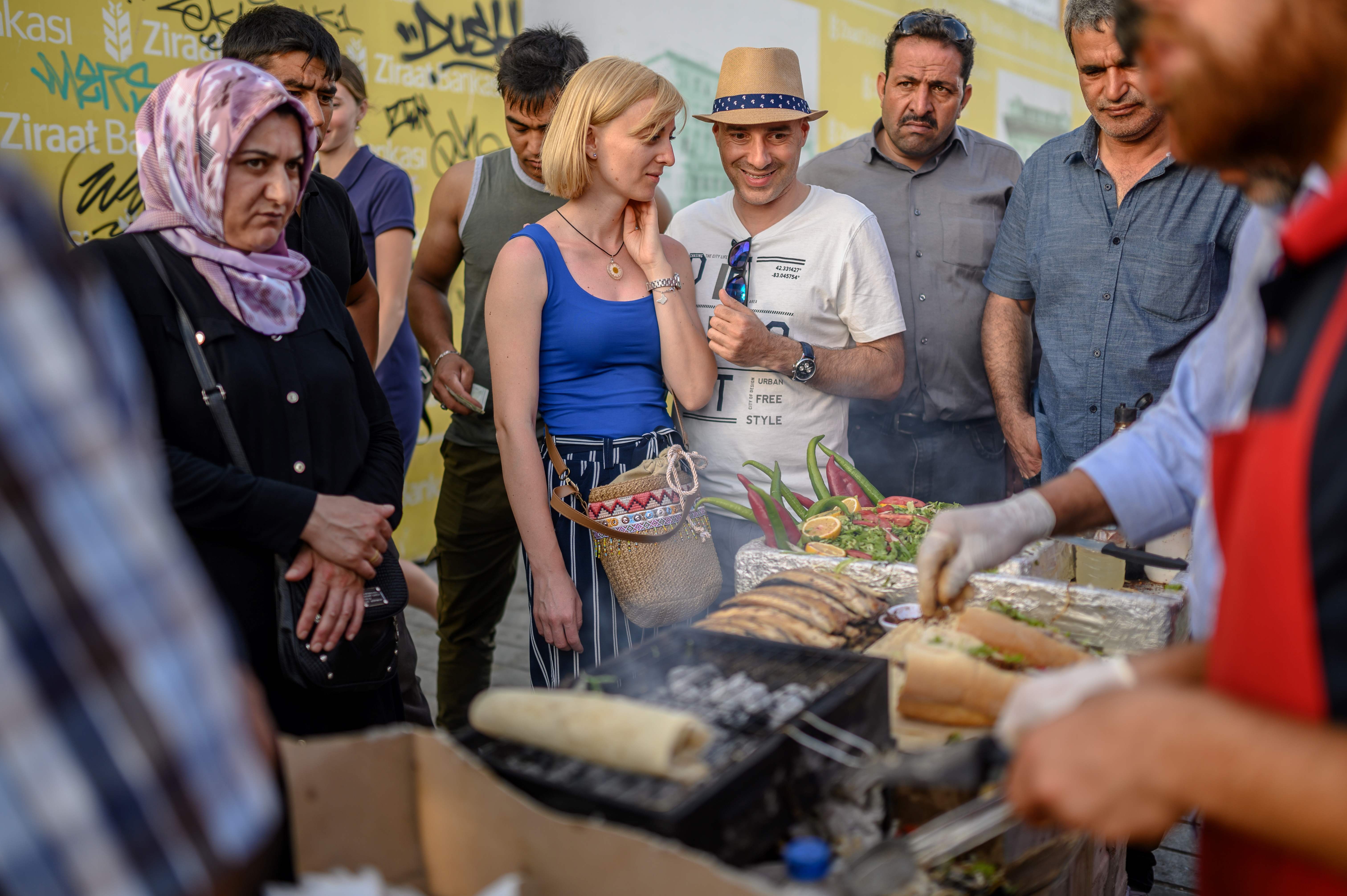 warga di Turki membeli hidangan tradisional setempat saat idulfitri