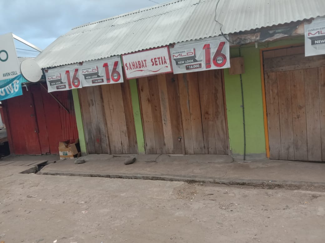 Kios-kios di Pasar Lembor tutup setelah pemerintah Kabupaten Manggarai Barat, Nusa Tenggara Timur menutup kegiatan di pasar tersebut.