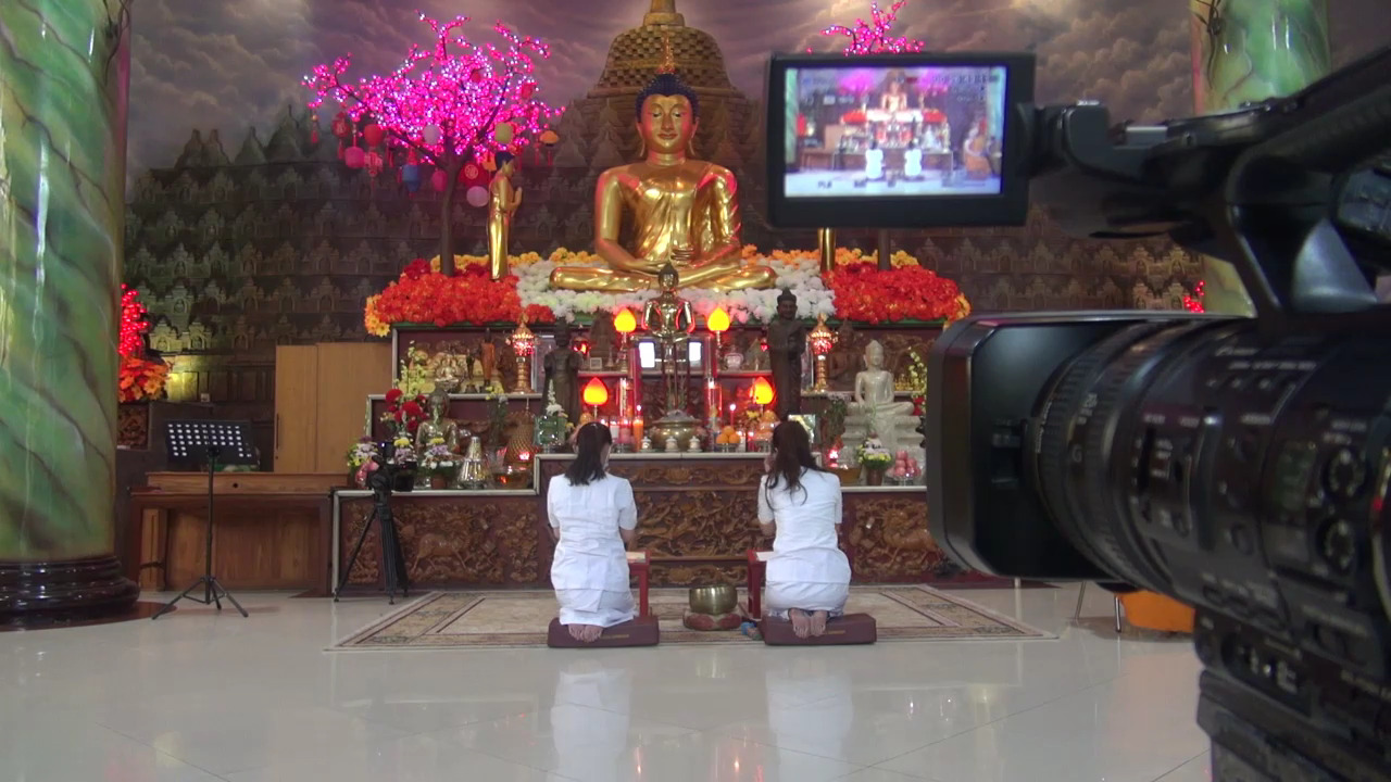 Perayaan Waisak di Makassar, Sulsel dilakukan live streaming, umat Budha mengikuti dari rumah masing-masing.