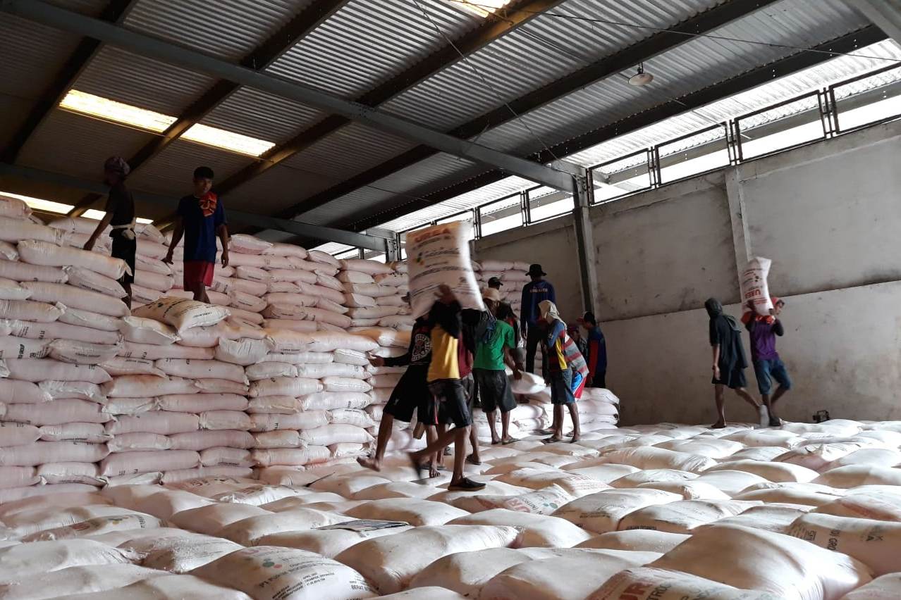 Petugas menyusun pupuk