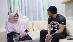 Tangkapan layar wawancara mnatan Menkes Siti Fadilah (kiri) dengan Deddy Corbuzier.