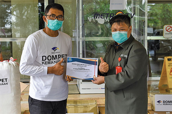 Ketua Yayasan Media Group Ali Sadikin (kiri) menyerahkan bantuan APD dari Partai NasDem kepada Direktur Utama RS UKI, dr Setiawan