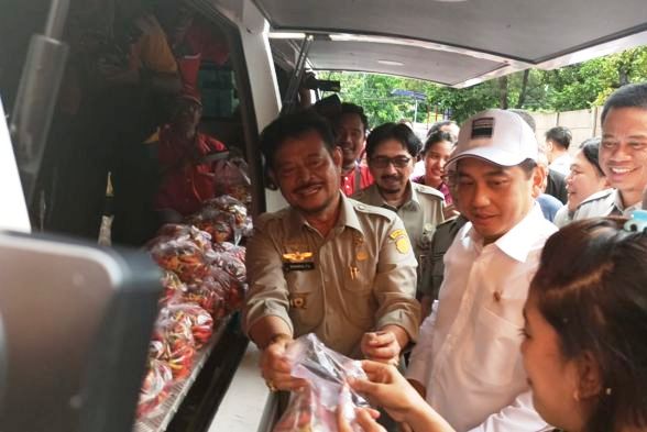 Menteri Pertanian Syahrul Yasin Limpo dan Menteri perdagangan Agus Suparmanto mengunjungi Pasar Senen, Jakarta, Senin (3/2).