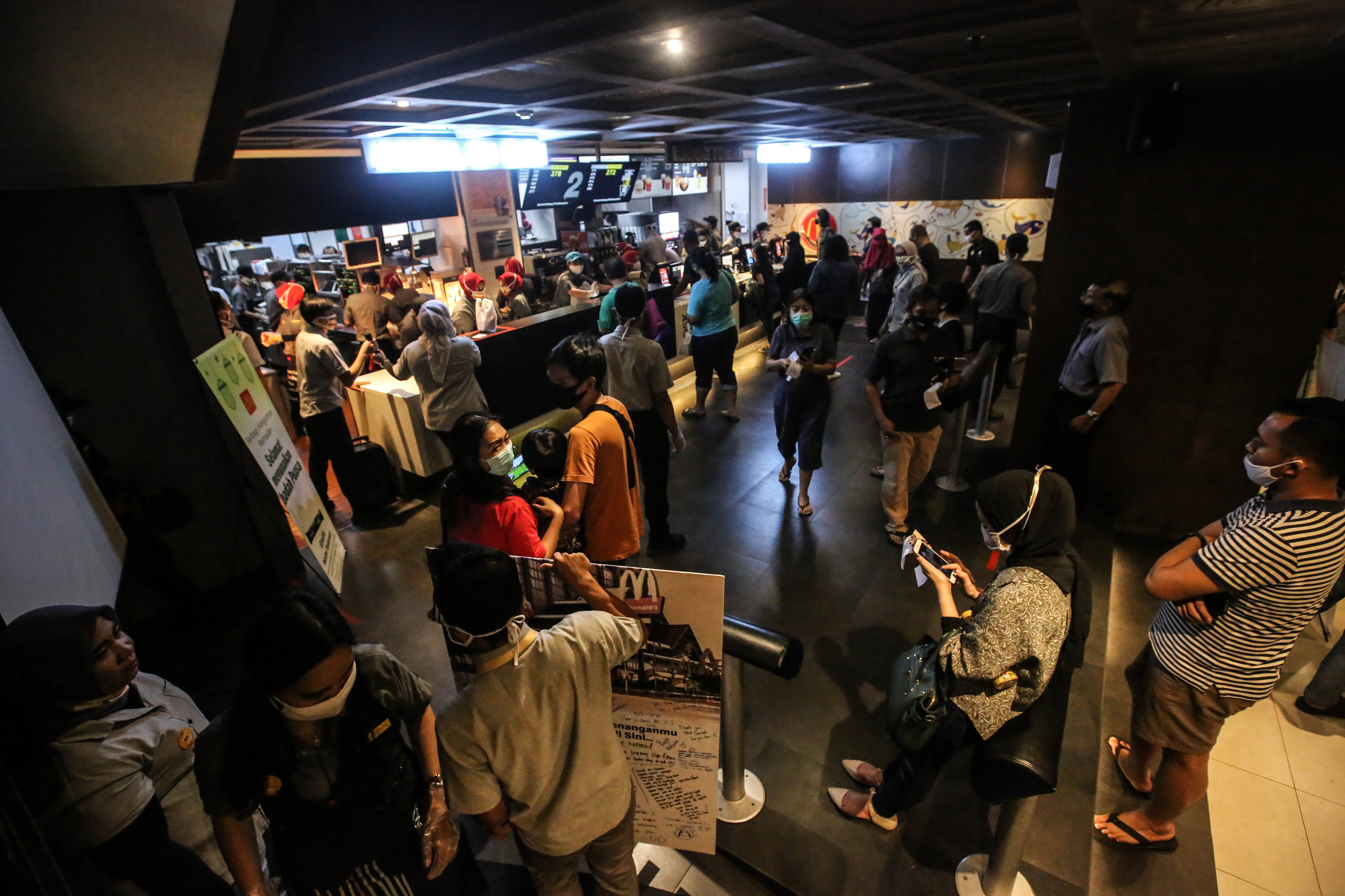 Kerumunan pembeli di McDonald's di gedung Sarinah pada 10 Mei 2020