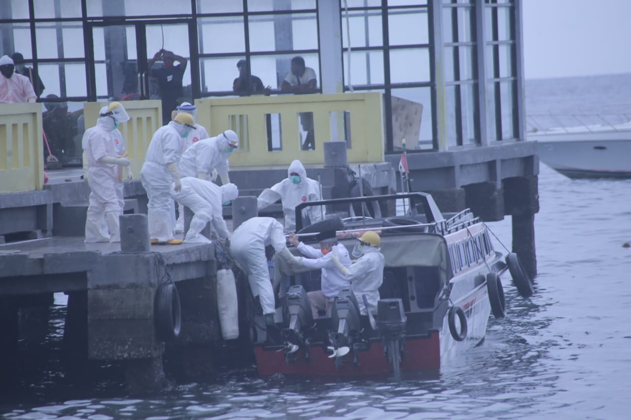 Walikota Tidore Kepualauan dibawa menggunakan Speed boat ke RS rujukan Covid-19 di Ternate