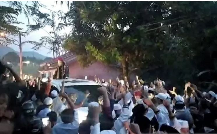 Bahar Smith disambut oleh jemaahnya usai bebas melalui program asimilasi.