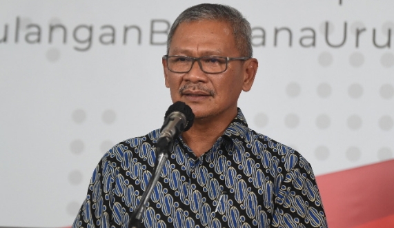 Juru bicara pemerintah untuk penanganan covid-19 Achmad Yurianto memberikan keterangan pers di Gedung BNPB, Jakarta, kemarin.