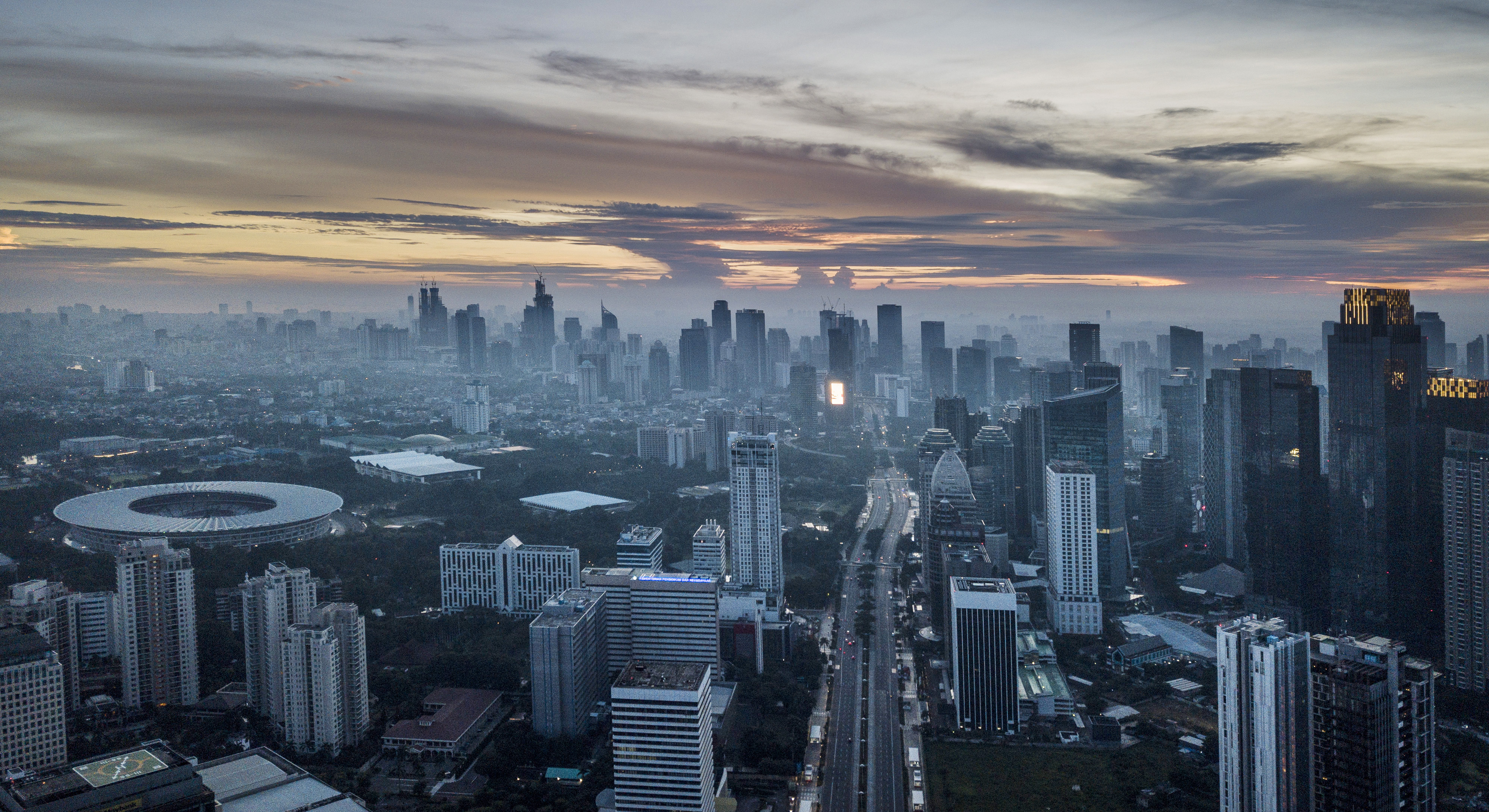 Foto udara suasana kawasan perkantoran saat matahari terbit di Jakarta.