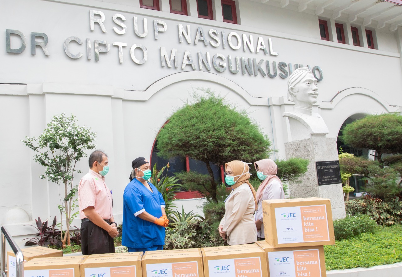 Sejumlah rumah sakit mendapat bantuan Alat Pelindung Diri (APD) dari JEC.
