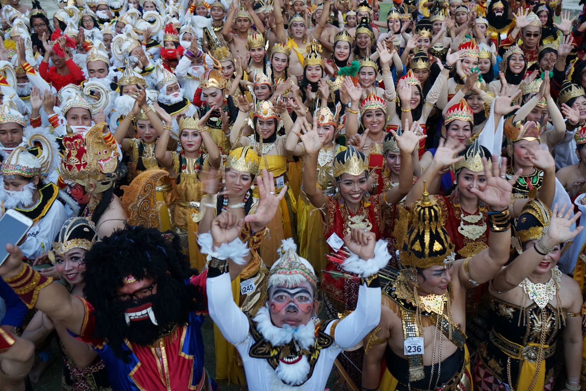 Ilustrasi seniman Yogyakarta mengenakan pakaian pewayangan.