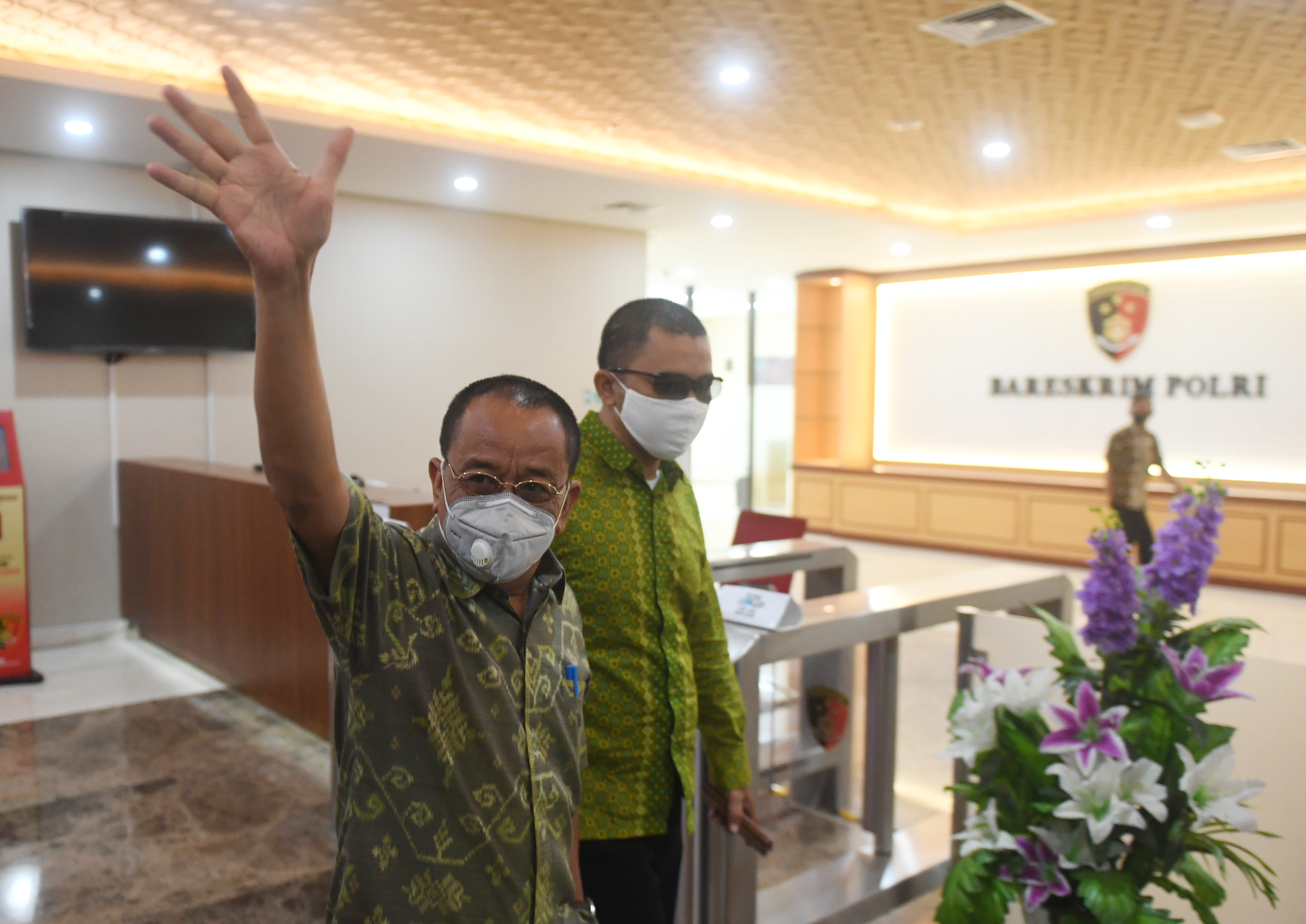 Mantan Sekretaris Kementerian BUMN Muhammad Said Didu (kiri) melambaikan tangan sebelum menjalani pemeriksaan di Bareskrim Polri, Jakarta.