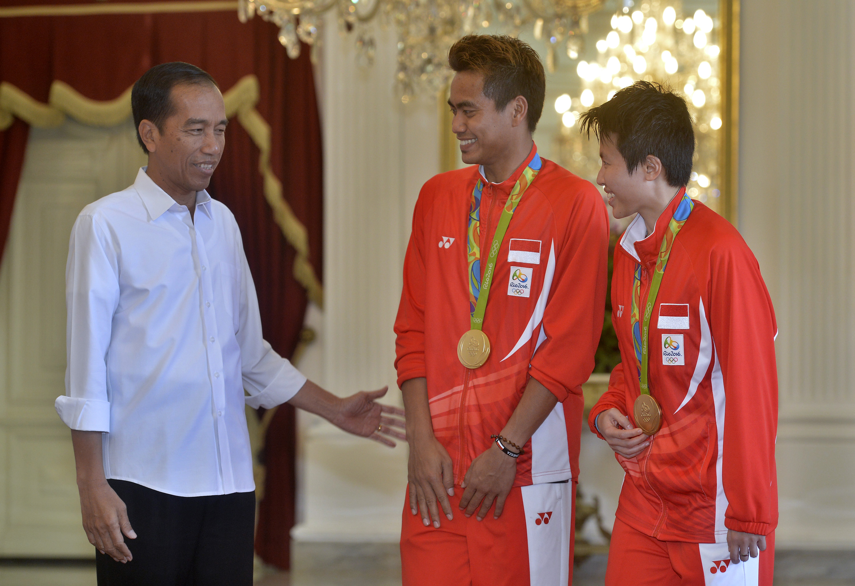 Tontowi Ahmad (tengah) dan Liliyana Natsir (kanan) diterima presiden Joko Widodo usai meraih medali emasdi olimpiade Rio de Janeiro 2016