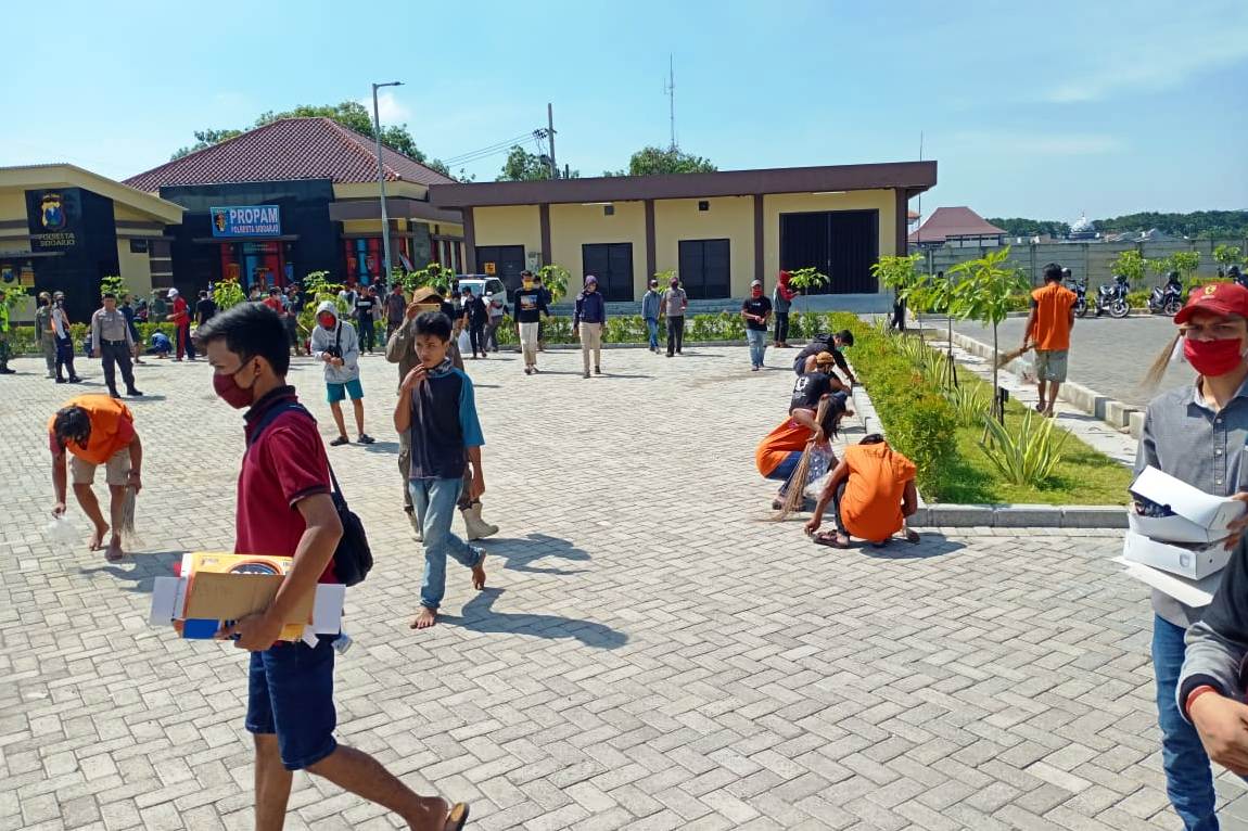 Seratus sepuluh pelanggar PSBB membersihkan Mapolres Sidoarjo.