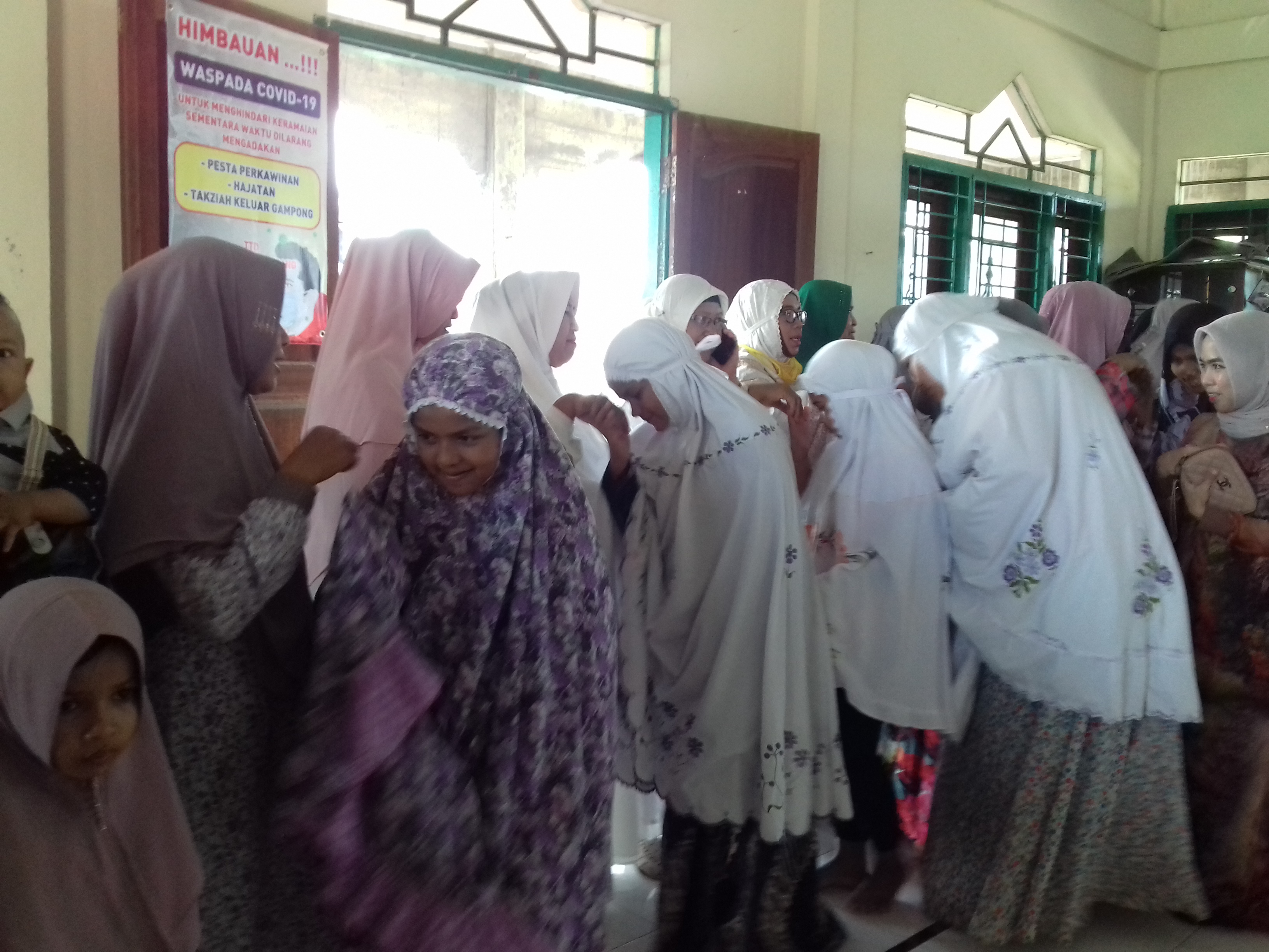 Warga Dusun Blang menggelar Open House di musala desa saat pandemi covid-19.