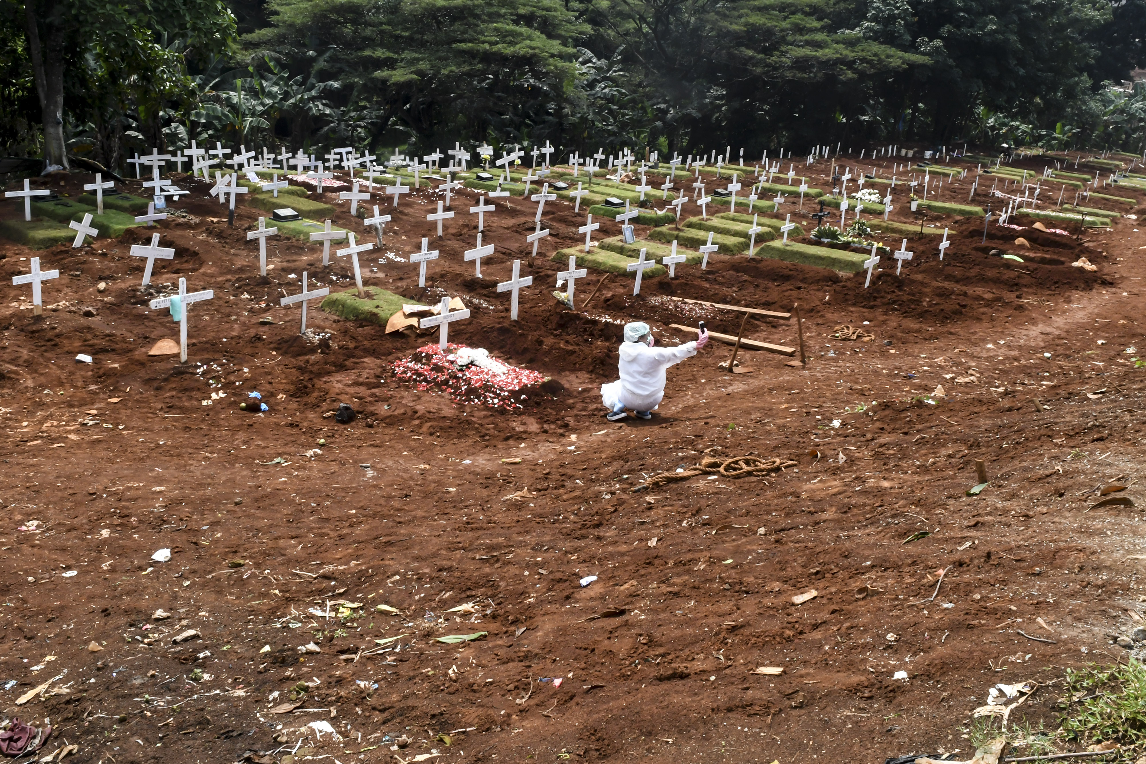 Suasana TPU Pondok Ranggon, Jakarta, Minggu (26/4/2020).