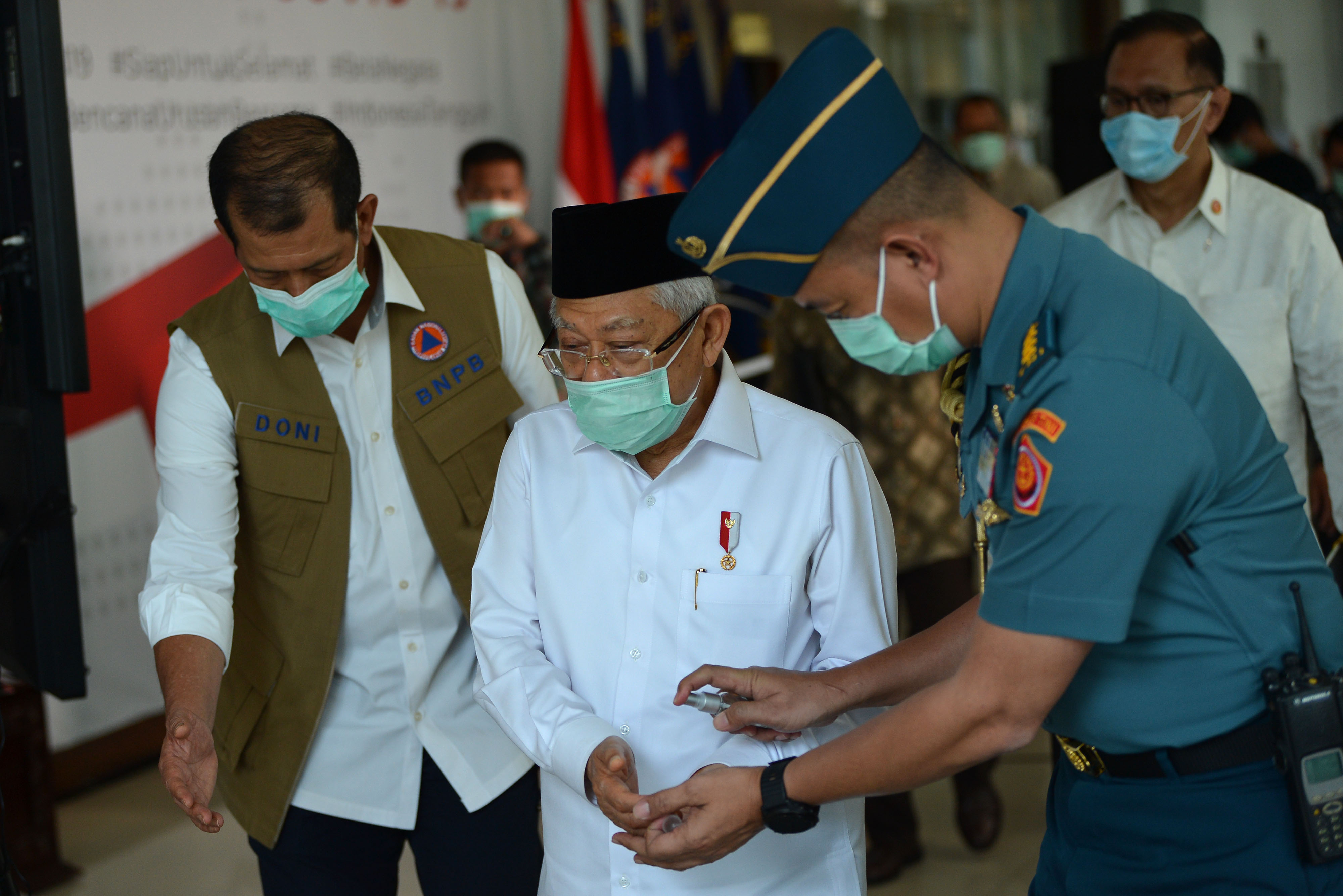  Wapres Ma'ruf Amin menyampaikan keterangan kepada wartawan tentang penanganan COVID-19 di Graha BNPB, Jakarta, Senin (23/3/2020). 