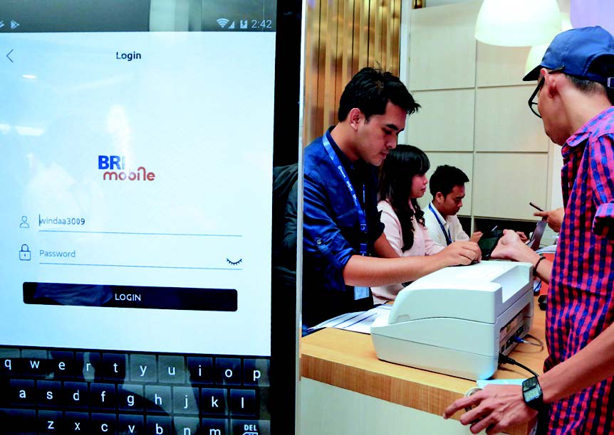 Petugas melayani nasabah BRI. Transaksi digital BRI mengalami kenaikan selama pandemi terjadi.