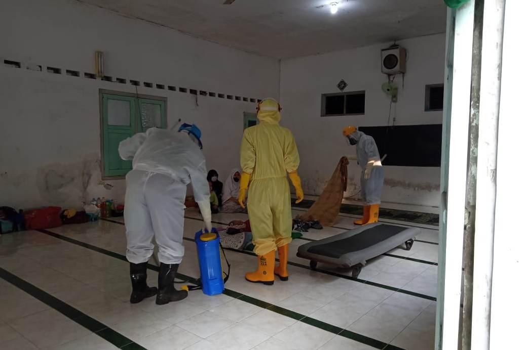 Petugas mengevakuasi jenazah warga yang meninggal di masjid di Sidoarjo