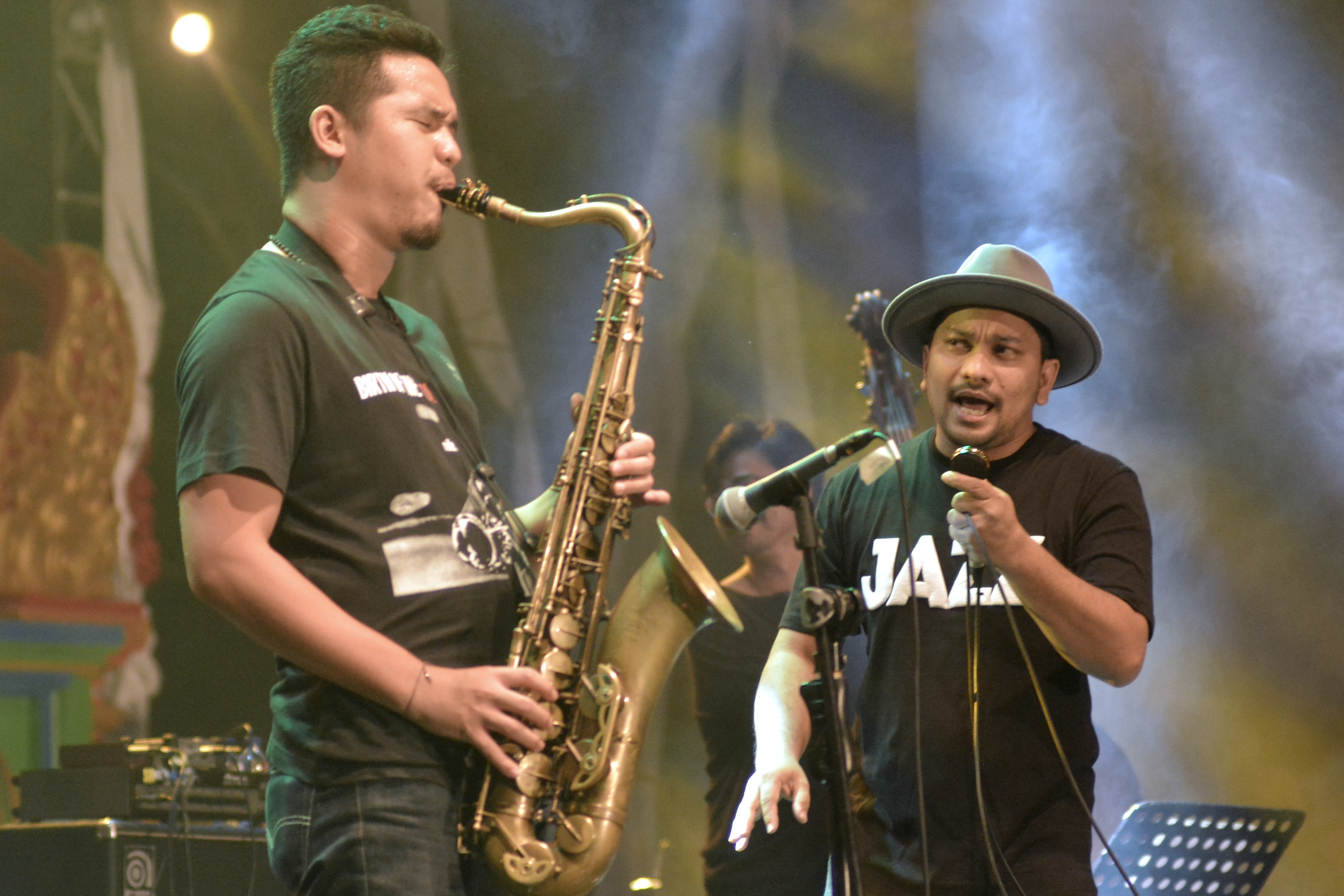 Tompi (kanan) saat tampil di sebuah acara di Bali, beberapa waktu lalu.