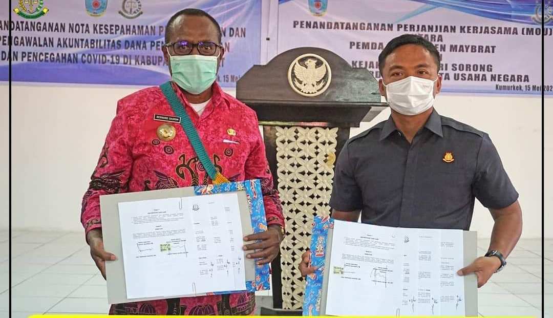 Bupati Maybrat Bernard Sagrim  (kiri) dan Kepala Kejaksaan Negeri Sorong, I Ketut Maha Agung 