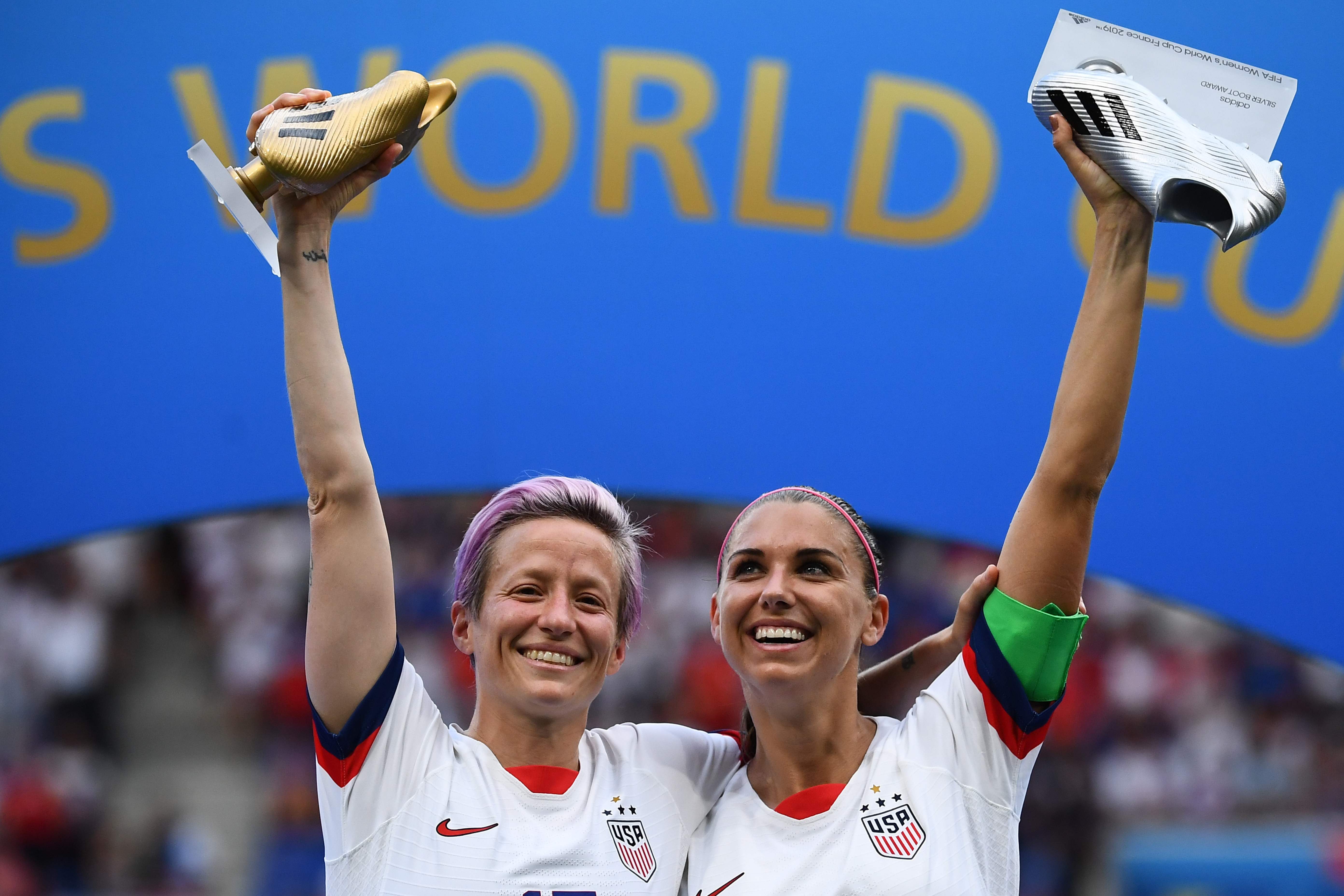 Megan Rapinoe (kiri) dan Alex Morgan